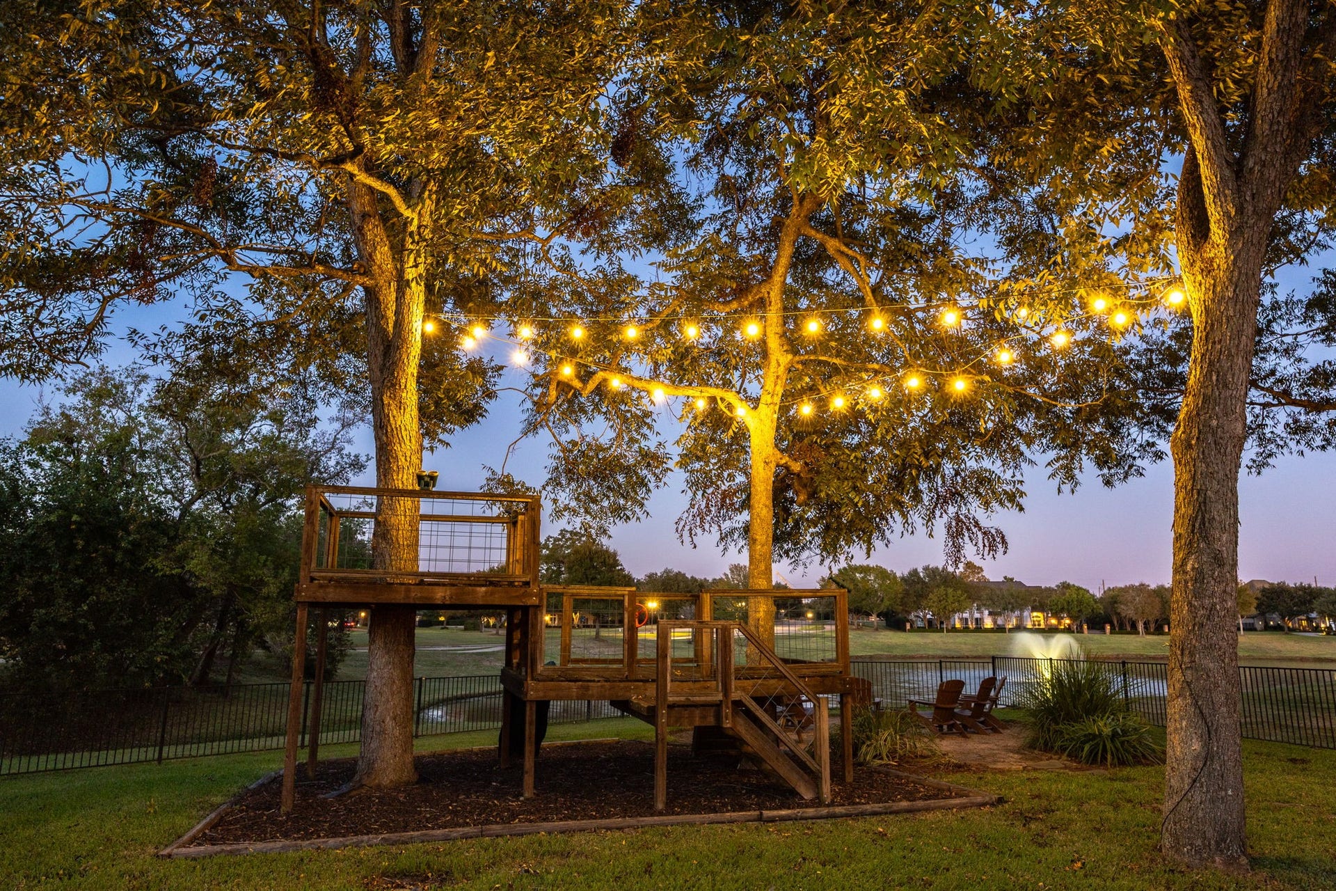 22 Parsonage Cove, Missouri City, TX 77459 The young and young at heart can use every ounce of imagination running around this play area and tree house!