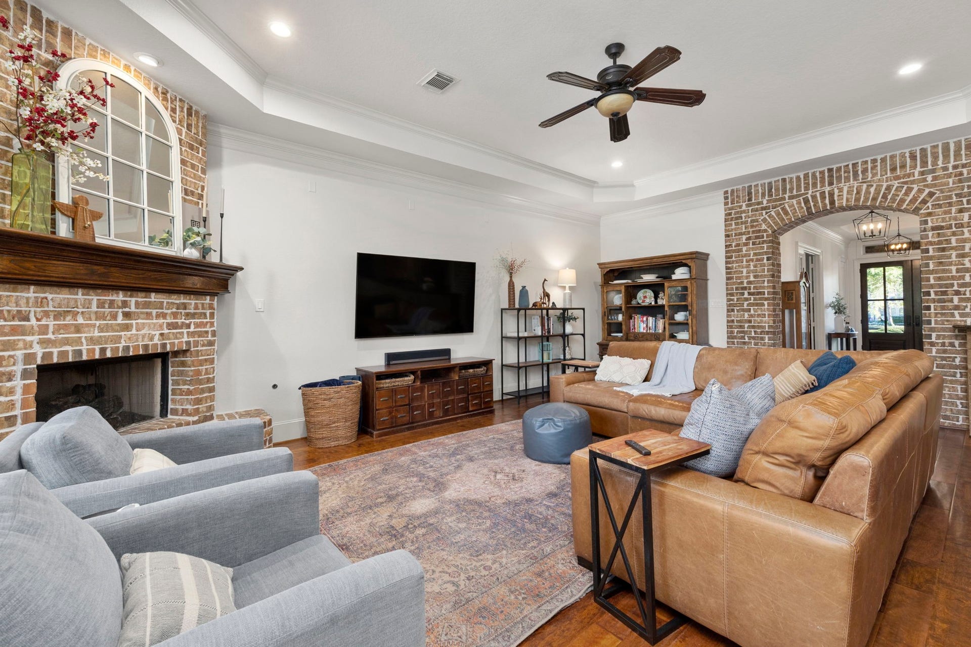 22 Parsonage Cove, Missouri City, TX 77459 Living room offers the perfect size and layout to get cozy and comfortable with the family! Just imagine all the live performances that this fireplace will hold!