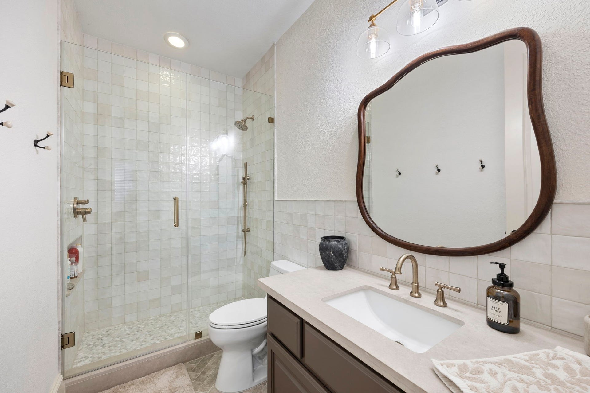 22 Parsonage Cove, Missouri City, TX 77459 WOW...meticulously designed and updated full bathroom that attached to bedroom #4