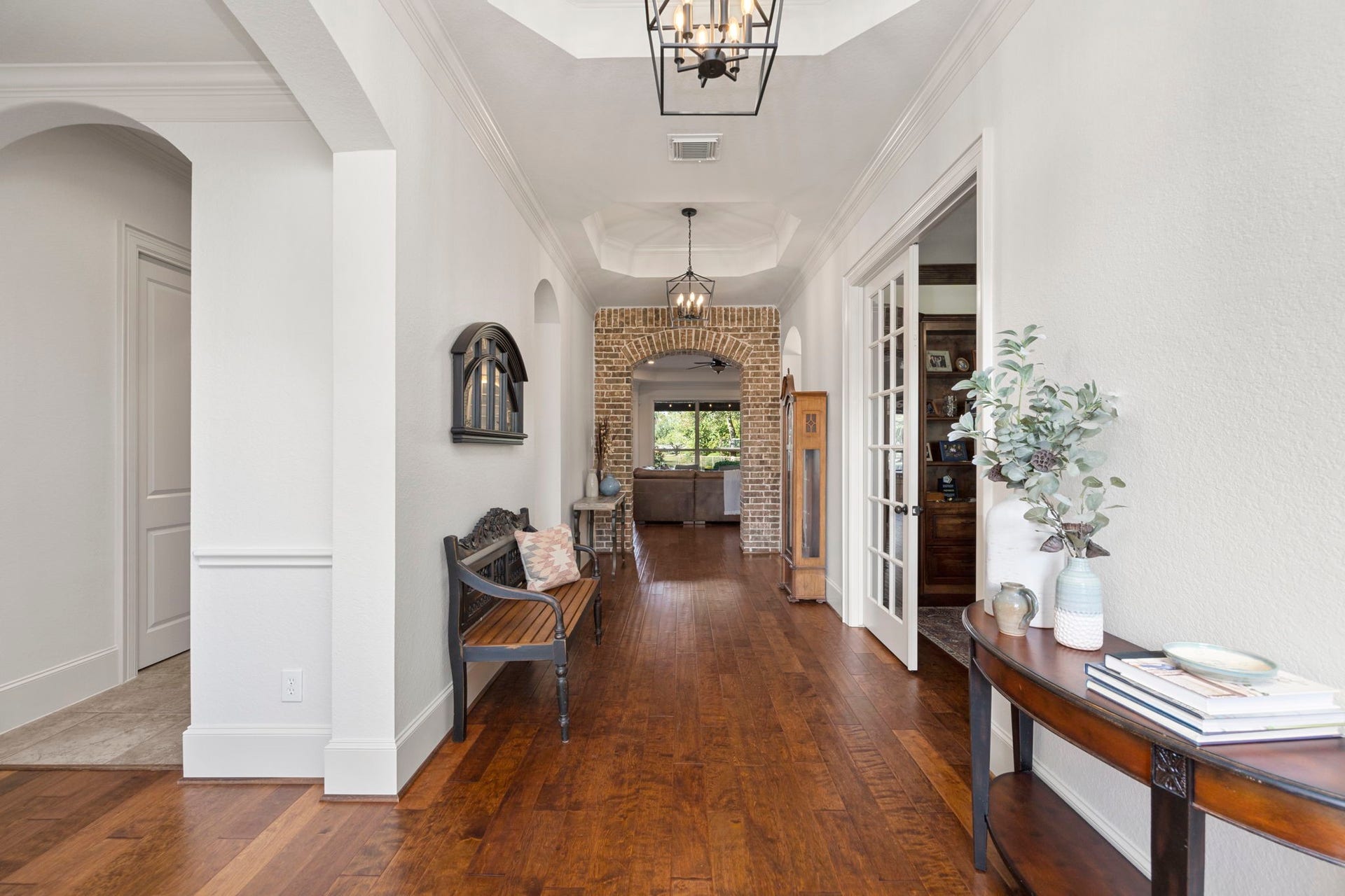 22 Parsonage Cove, Missouri City, TX 77459 Freshly painted walls and handsome wood floors throughout!