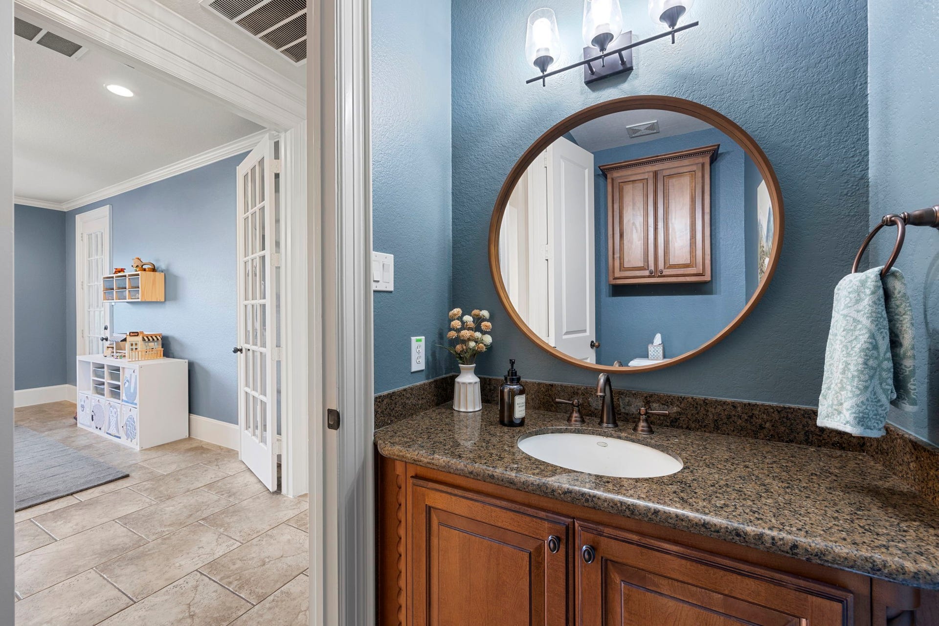 22 Parsonage Cove, Missouri City, TX 77459 Half bathroom situated just outside the Game Room.