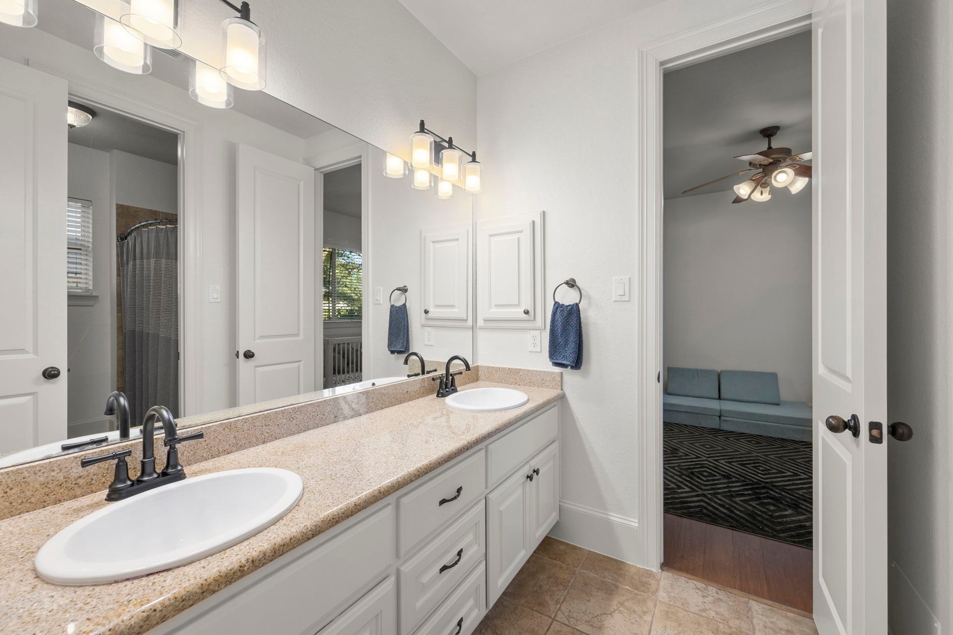 22 Parsonage Cove, Missouri City, TX 77459 Jack and Jill bathroom is situated in between the two secondary bedrooms.