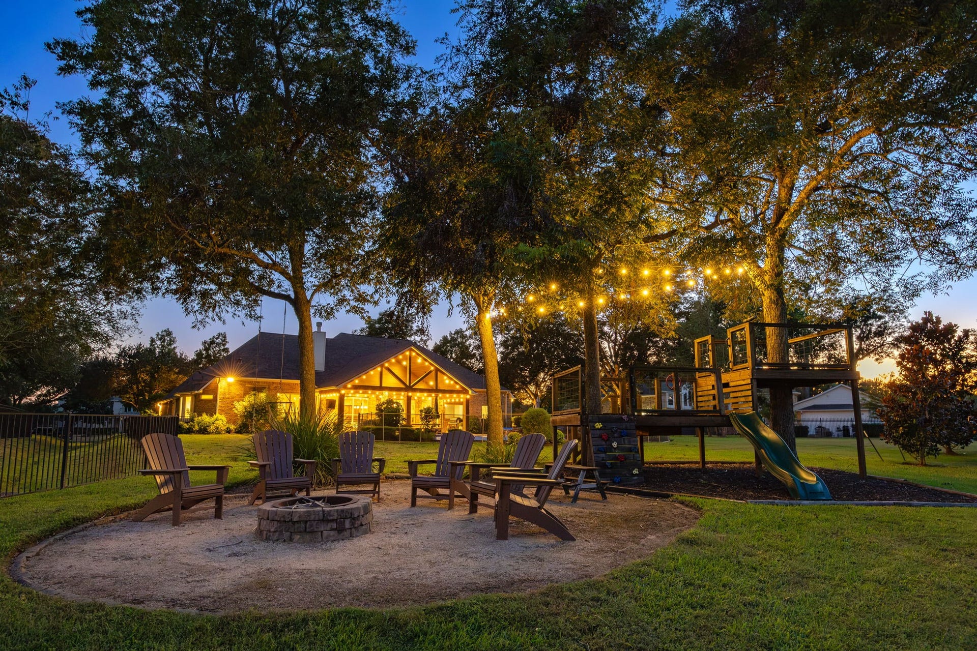 22 Parsonage Cove, Missouri City, TX 77459 Can you just hear the laughter and deep conversations to be had here! A firepit always bring out the most thoughtful and memorable conversations!