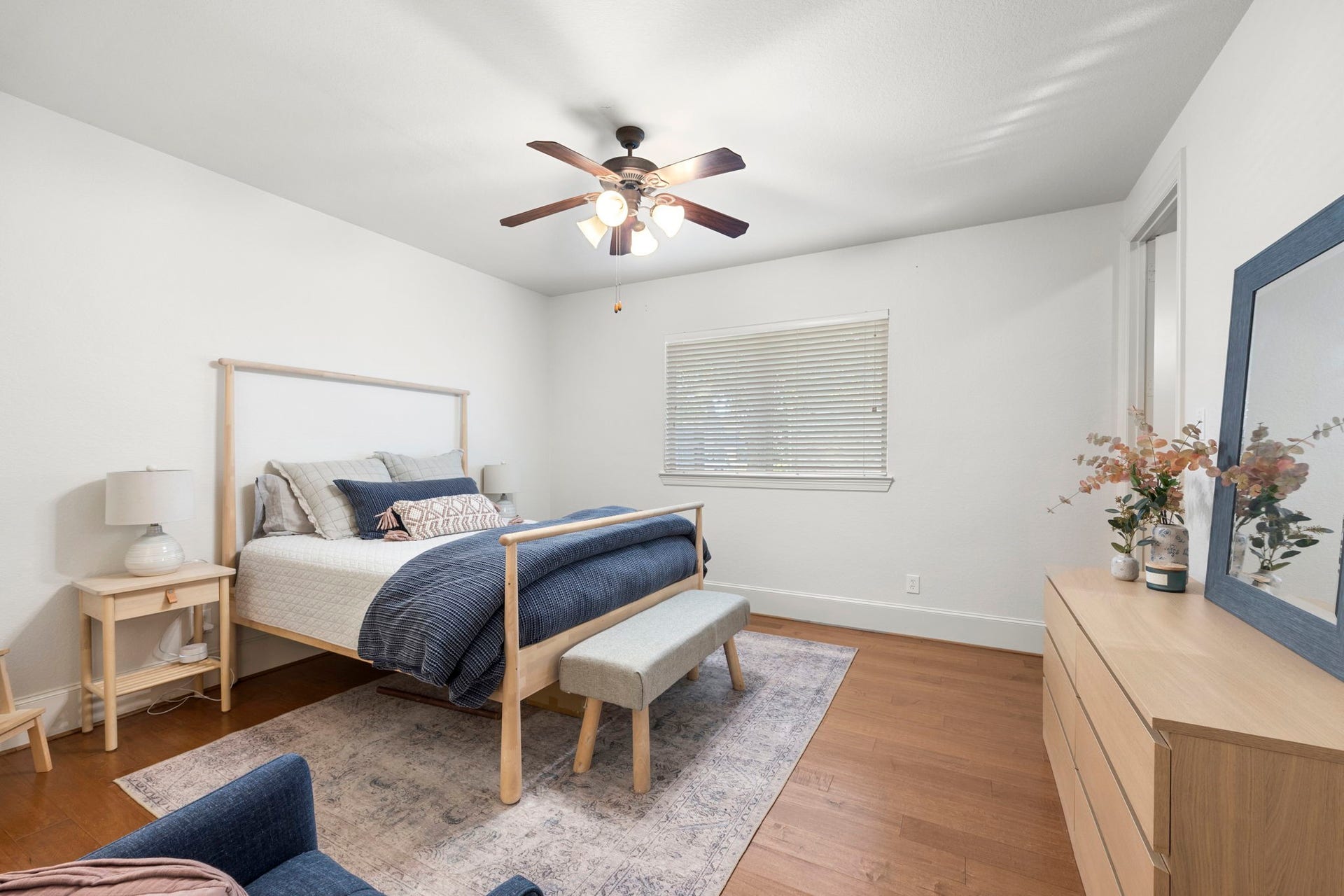 22 Parsonage Cove, Missouri City, TX 77459 4th Bedroom is perfect for those out of town guests! It has its own ensuite fully updated bathroom and large walk in closet!