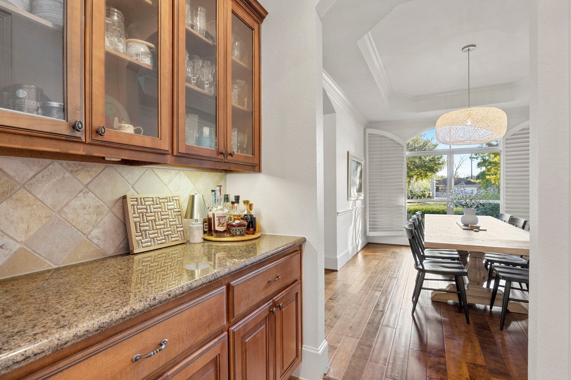 22 Parsonage Cove, Missouri City, TX 77459 Helping transition the Formal Dining room into the kitchen is this super useful butlers pantry area! Need a spot for your adult beverages? Need a spot for your coffee bar...this area is thoughtfully designed just for that!