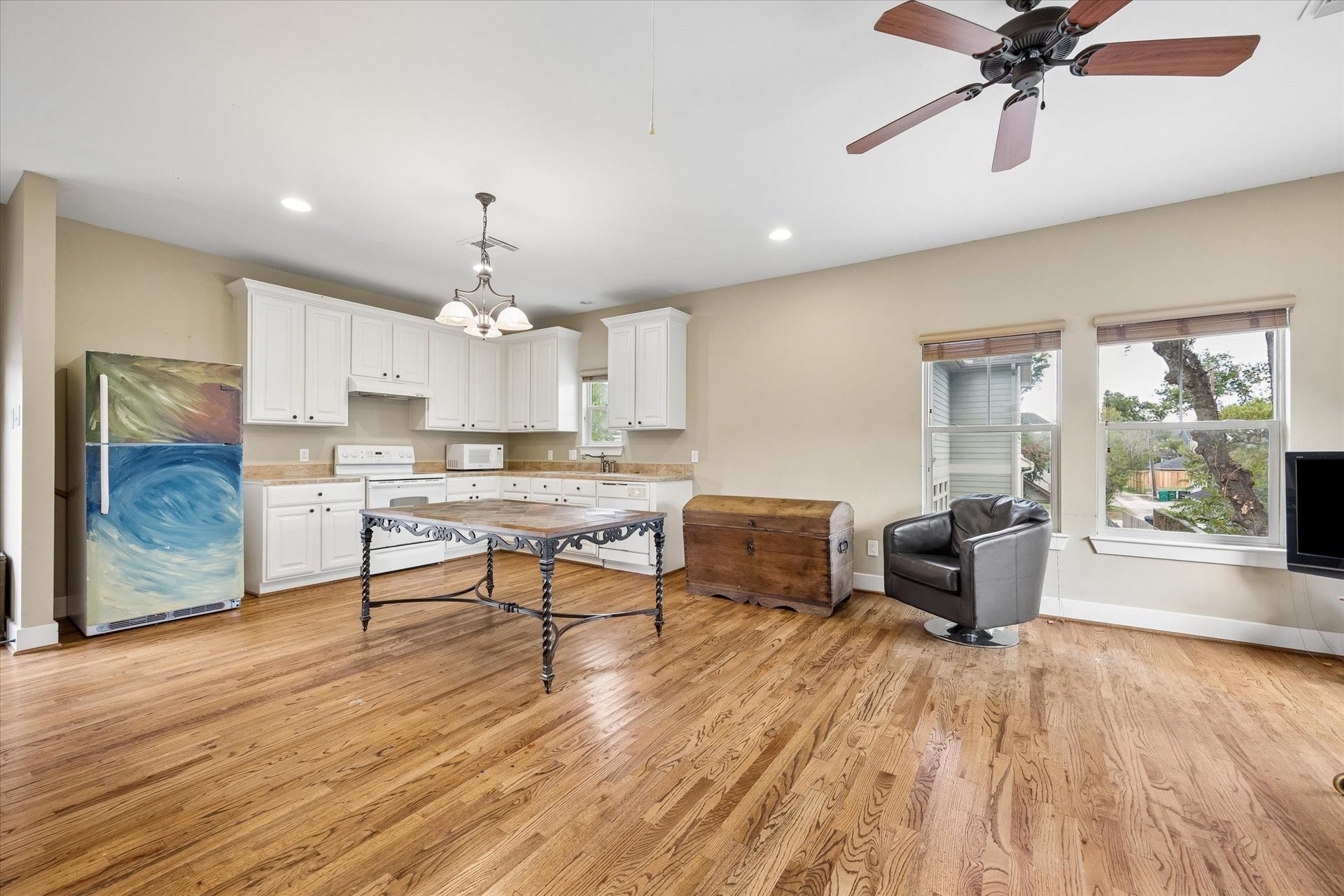 The full garage apartment gives guests a place to truly settle in, with a complete kitchen, full bath, warm wood flooring and plenty of natural light. It is a great setup for the in-laws, college students, extended stays or anyone who appreciates a little extra space and privacy.