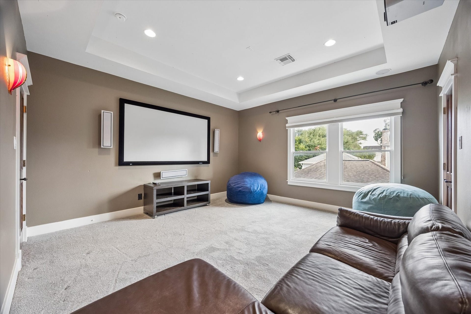 Movie nights, game days or a guest retreat, the choice is yours. This spacious room offers a walk-in closet, plush carpet and a soft neutral palette, all within a flexible layout that can easily shift from media room to game room or bedroom as your needs change.