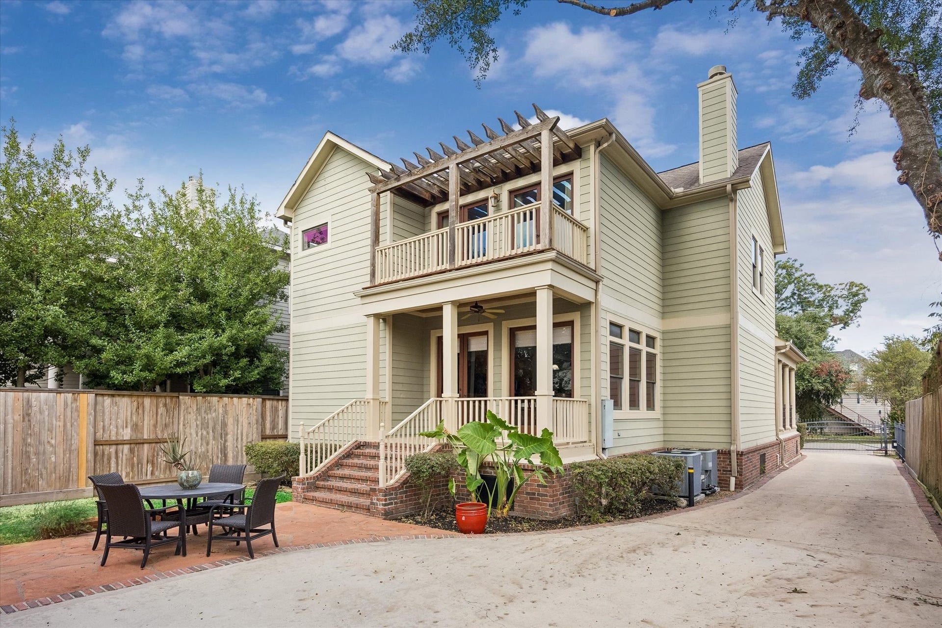 This backyard gives you the kind of outdoor space that is not always easy to find in the Heights. A fully fenced yard, patio, covered porch, and upper balcony plus a private gated driveway make it easy to relax, entertain and enjoy the outdoors without ever leaving home.