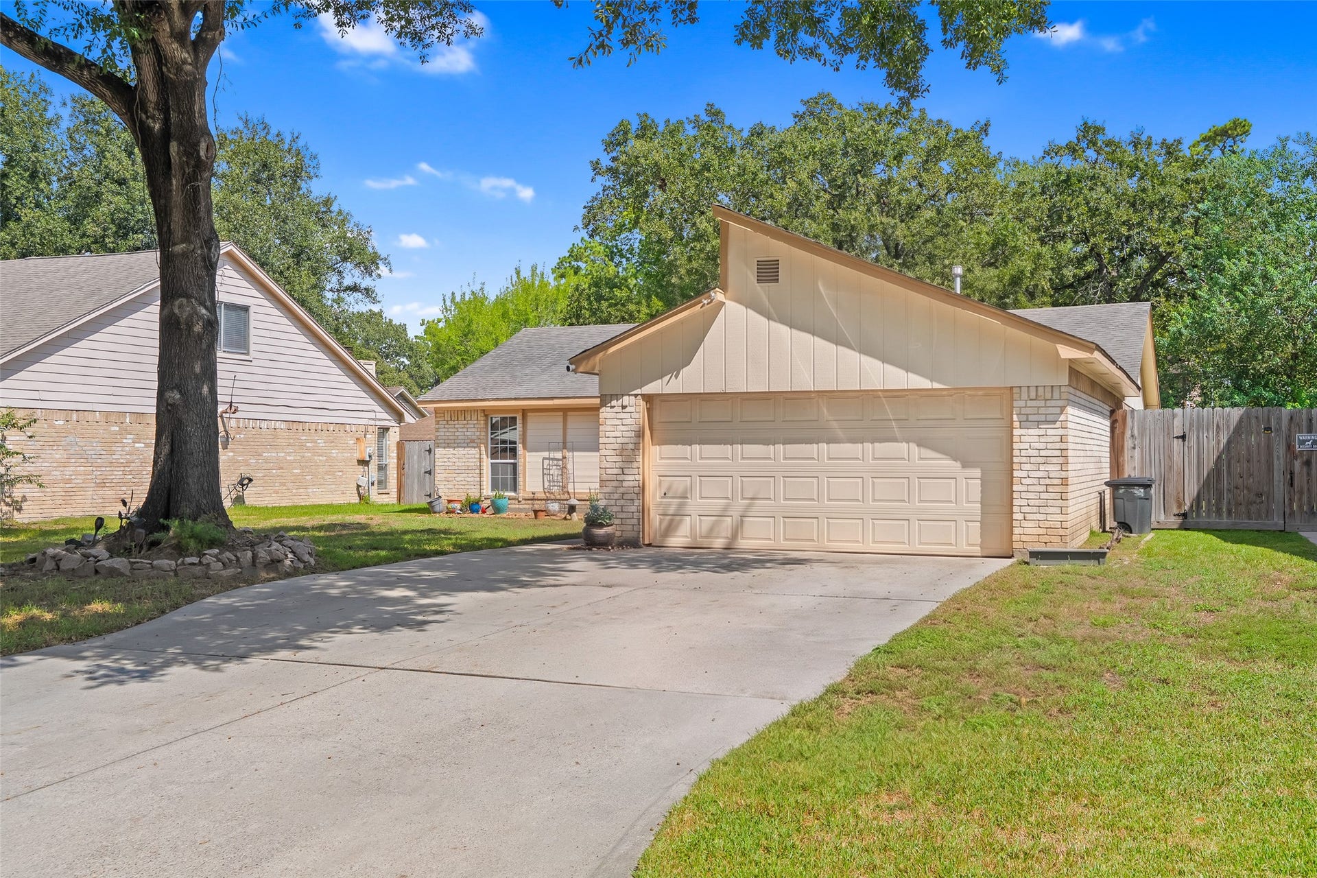 25806 Old Carriage Lane, Spring, TX 77373 Charming mid-century modern exterior.