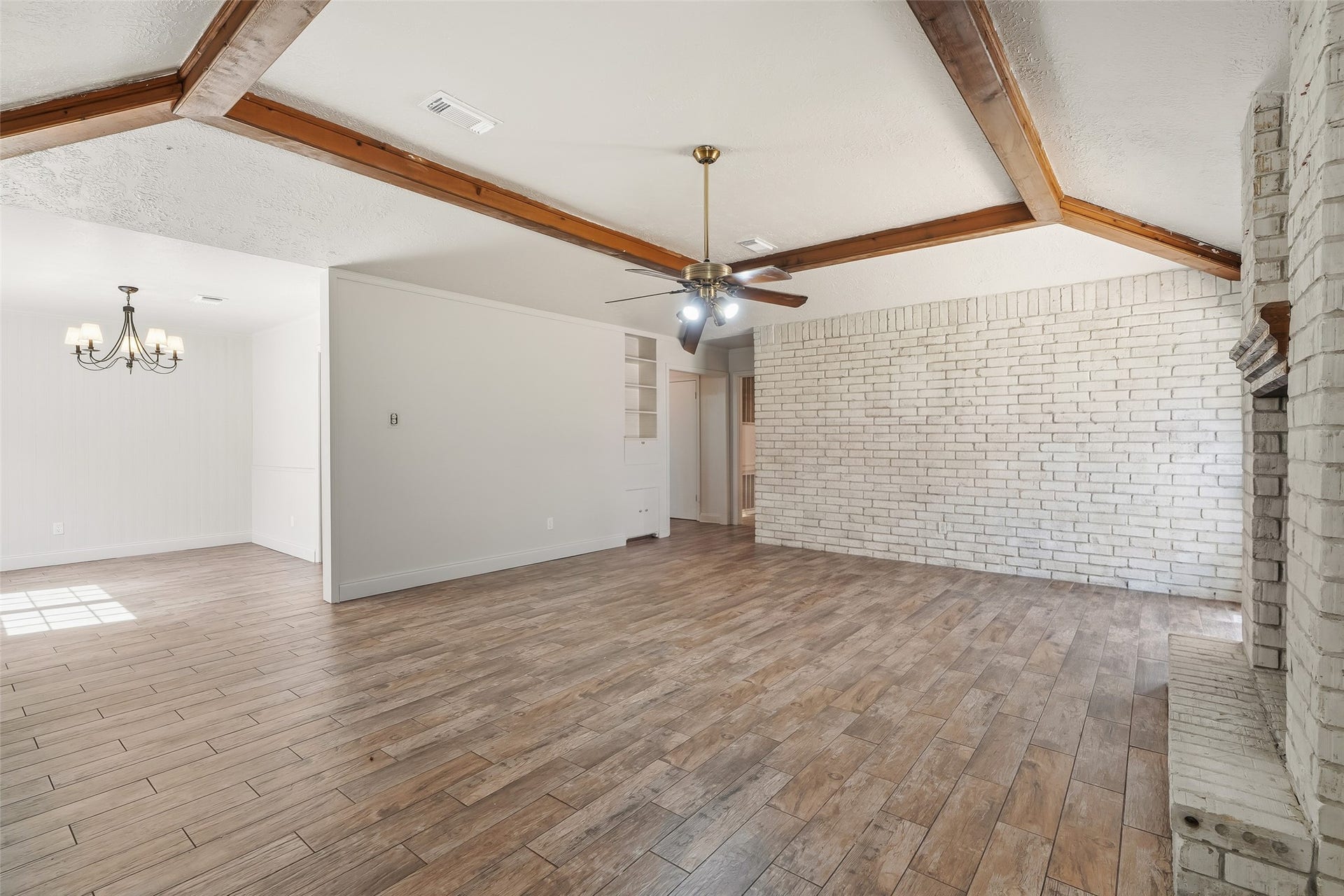 25806 Old Carriage Lane, Spring, TX 77373 Spacious living area seamlessly connects to the adjacent dining space.