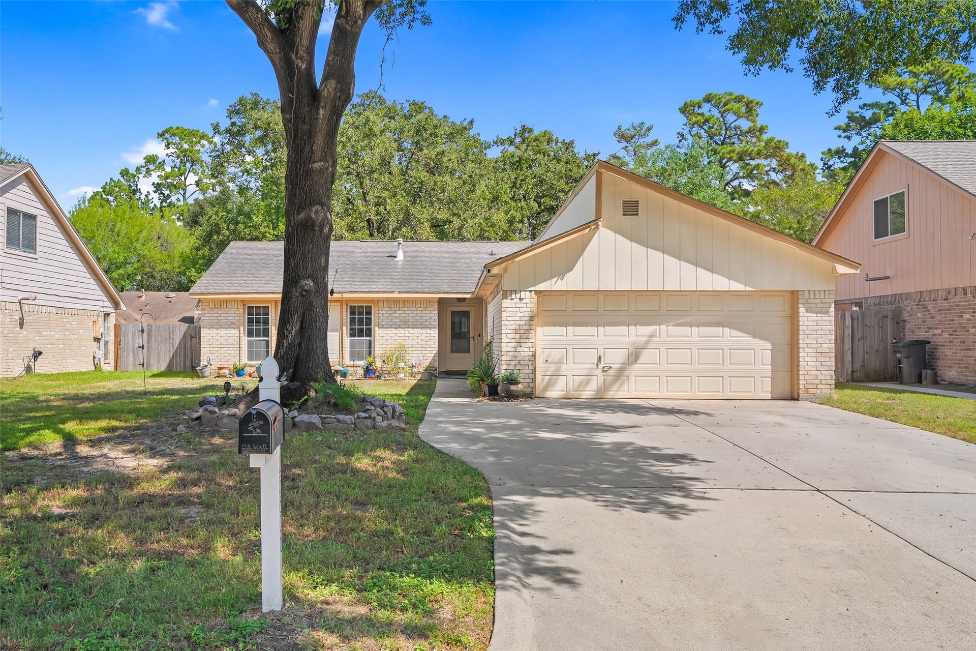 25806 Old Carriage Lane, Spring, TX 77373 Attached 2-car garage and large driveway for easy parking.