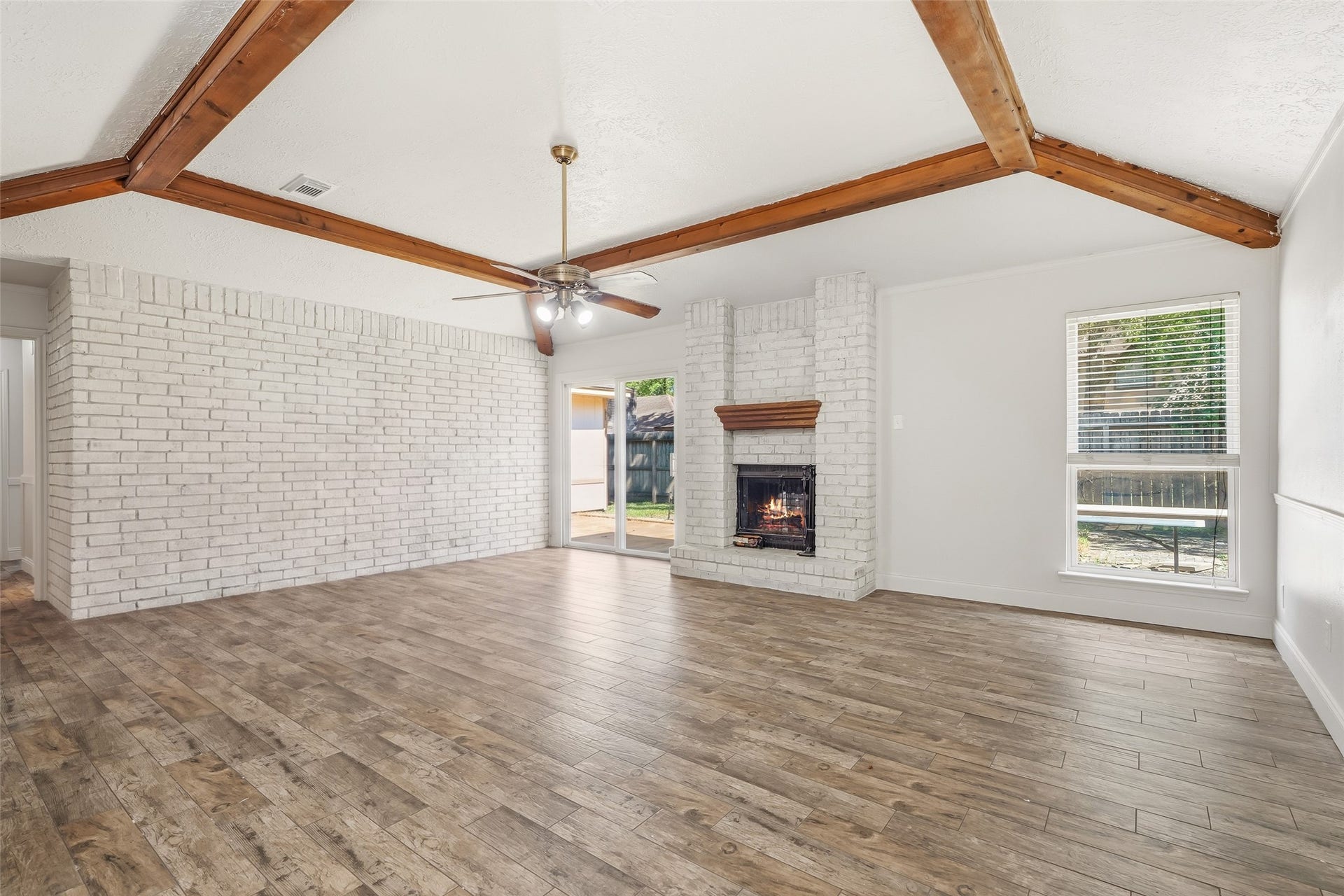 25806 Old Carriage Lane, Spring, TX 77373 Spacious living room perfect for relaxing or entertaining.