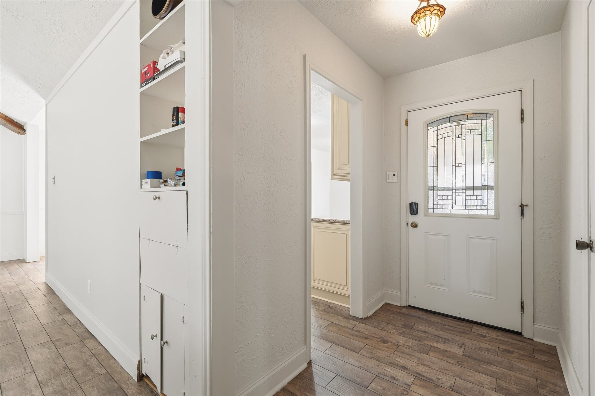 25806 Old Carriage Lane, Spring, TX 77373 Charming entryway offers a warm welcome.