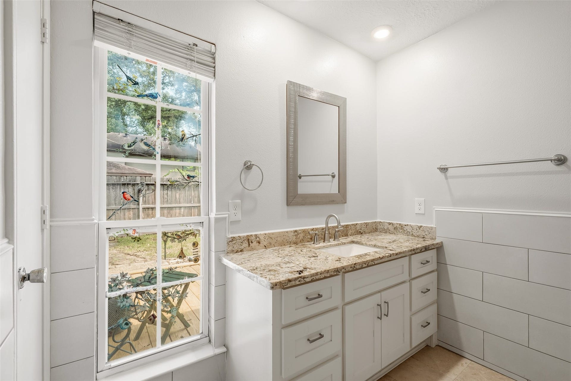 25806 Old Carriage Lane, Spring, TX 77373 Secondary full bathroom with modern finishes.
