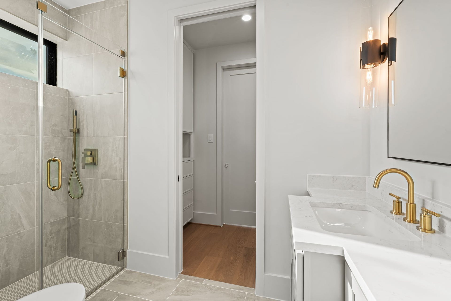 5409 Chevy Chase, #A, Houston, TX 77056 Ensuite bathroom for third-floor bedroom #2.