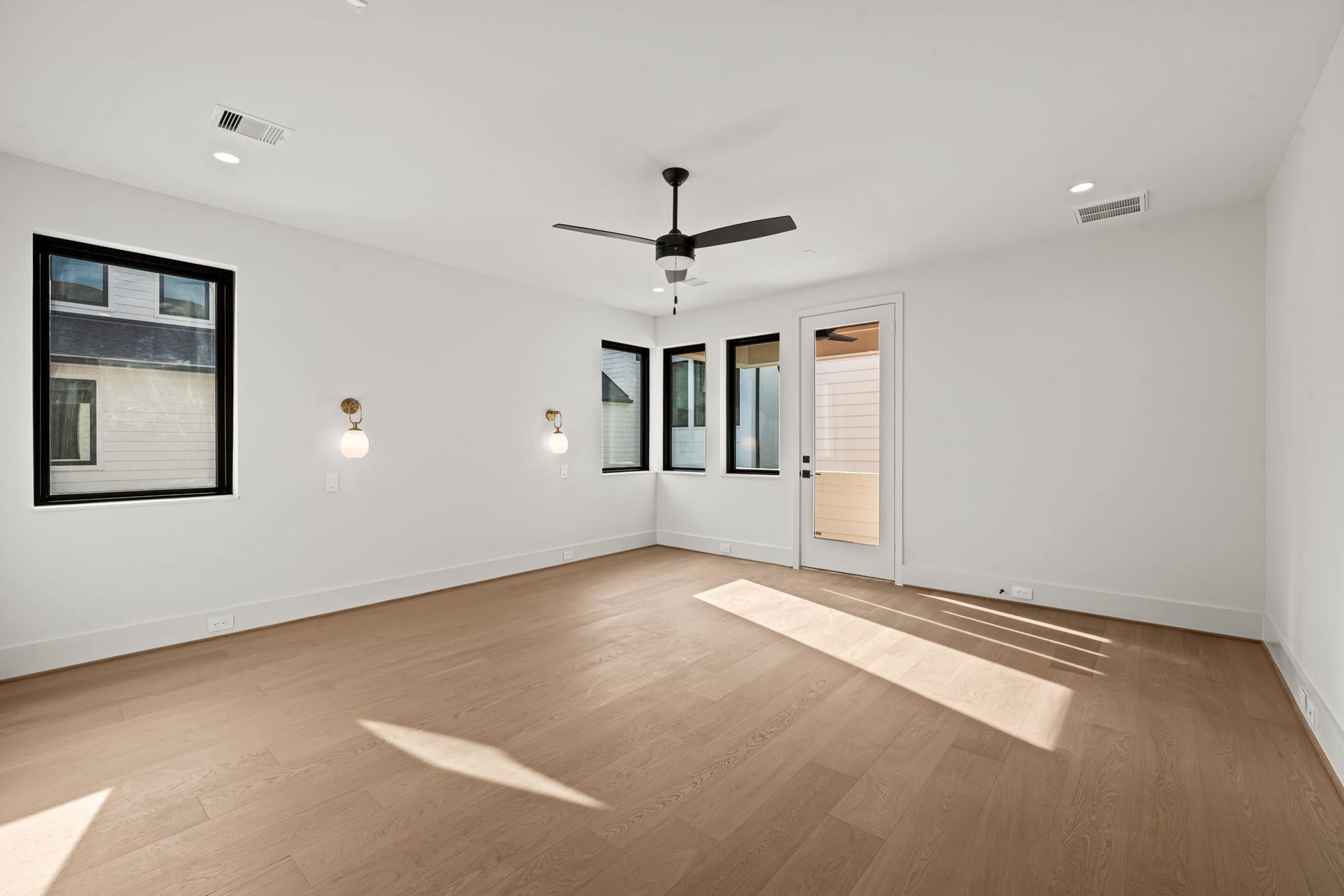 5409 Chevy Chase, #A, Houston, TX 77056 The spacious primary retreat sits on the second floor and includes a private balcony and spa-like bathroom with dual walk-in closets.