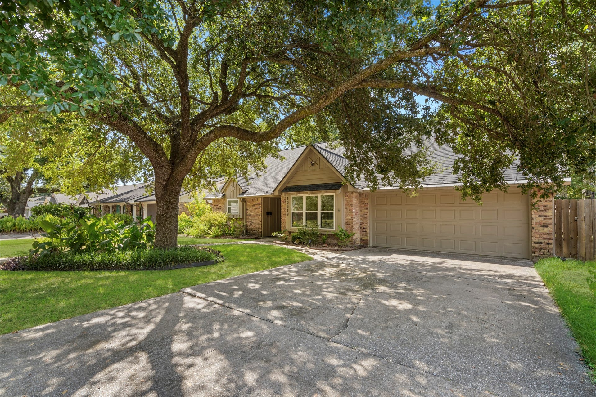 10519 Londonderry Drive, Houston, TX 77043 The long, wide driveway offers plenty of space for guests to park or an inviting space to greet neighbors.