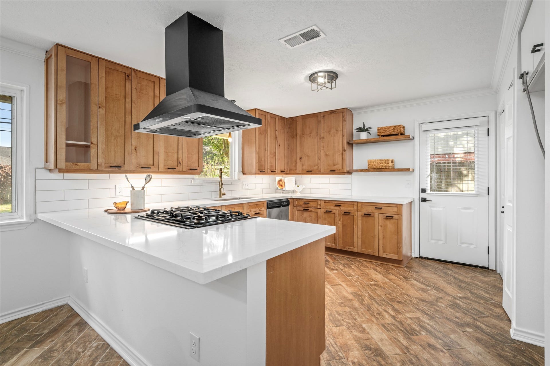 10519 Londonderry Drive, Houston, TX 77043 The open kitchen is a mid-modern dream. Access to the side yard for easy entertaining.