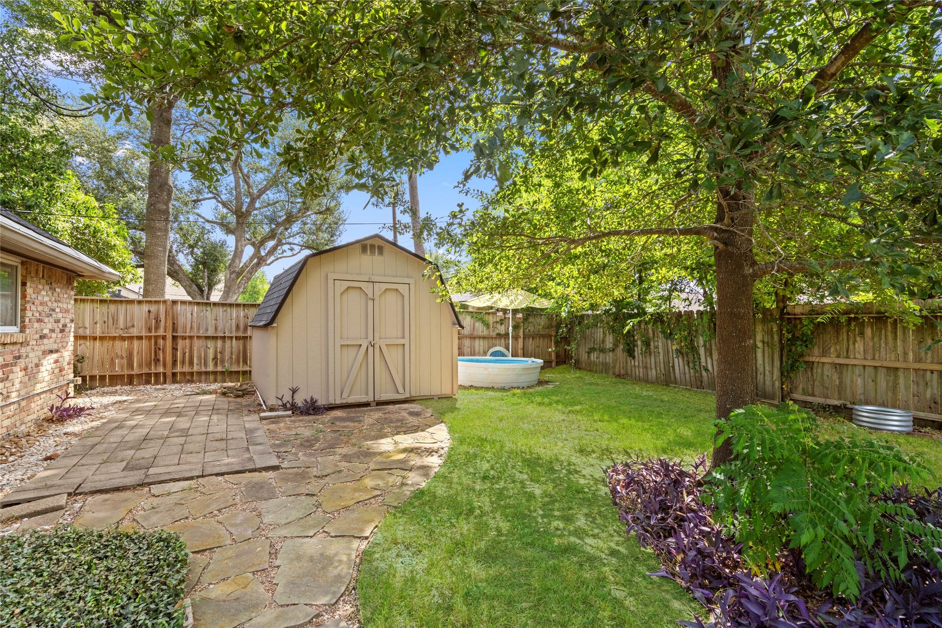 10519 Londonderry Drive, Houston, TX 77043 Storage shed included and peep the stock pool!