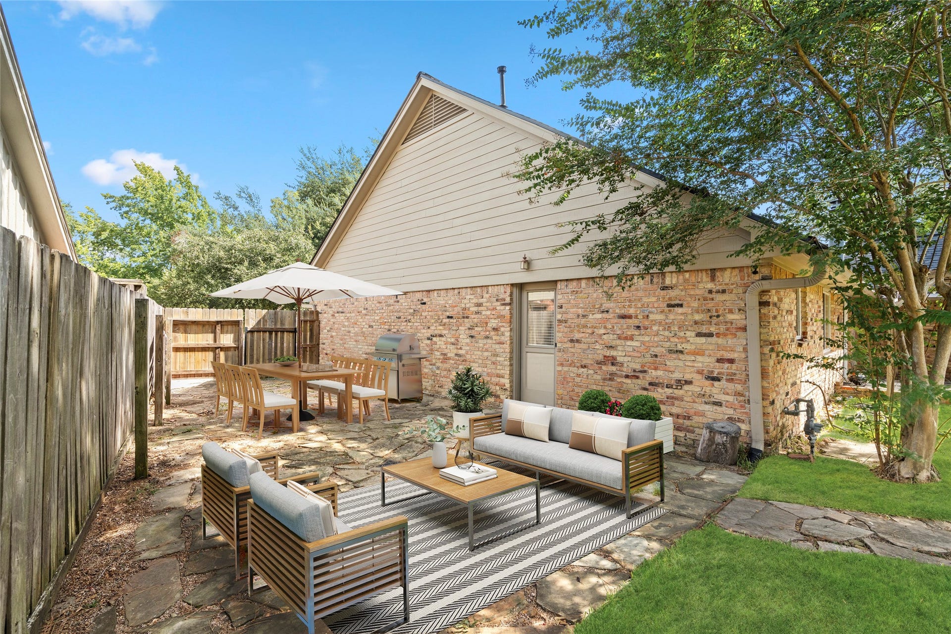 10519 Londonderry Drive, Houston, TX 77043 If you didn't think you had enough space, the side yard seemlessly connects the kitchen to a beautiful outdoor retreat! *virtually staged here