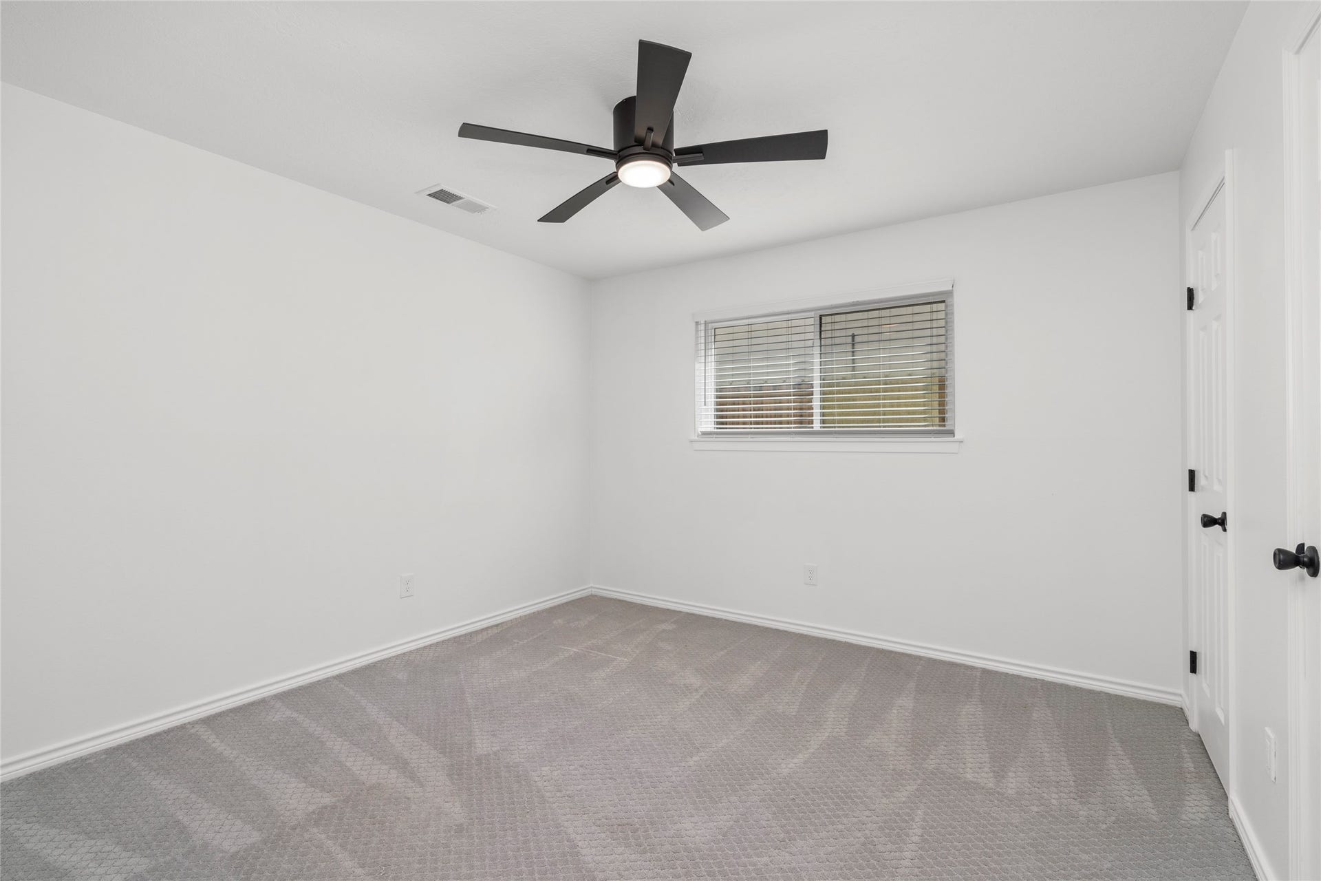 10519 Londonderry Drive, Houston, TX 77043 The second guest room