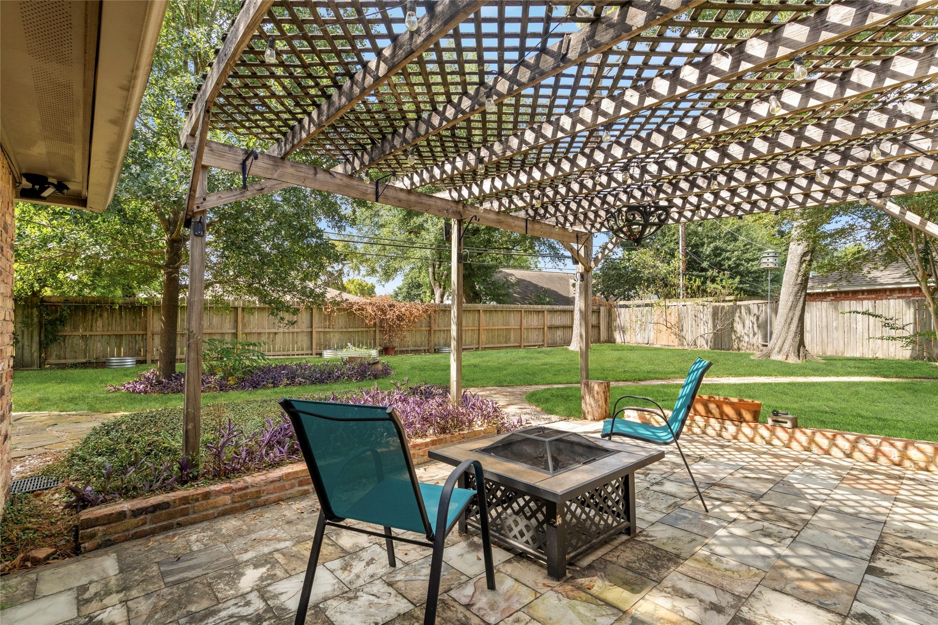 10519 Londonderry Drive, Houston, TX 77043 Privacy all around this 9,000+ sqft lot!