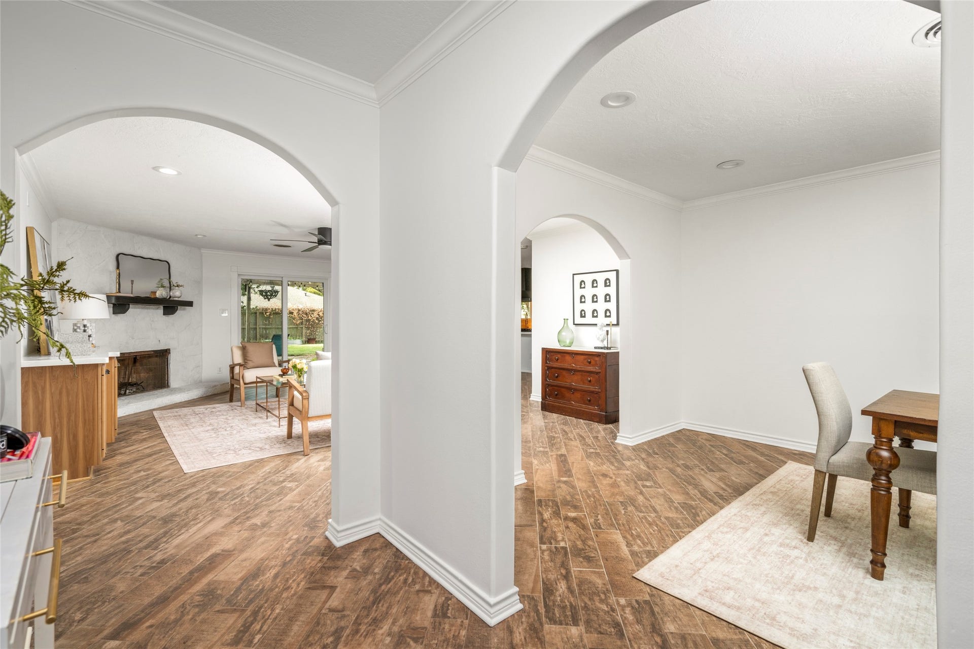 10519 Londonderry Drive, Houston, TX 77043 Enter the home to beautiful archways and an inviting living space