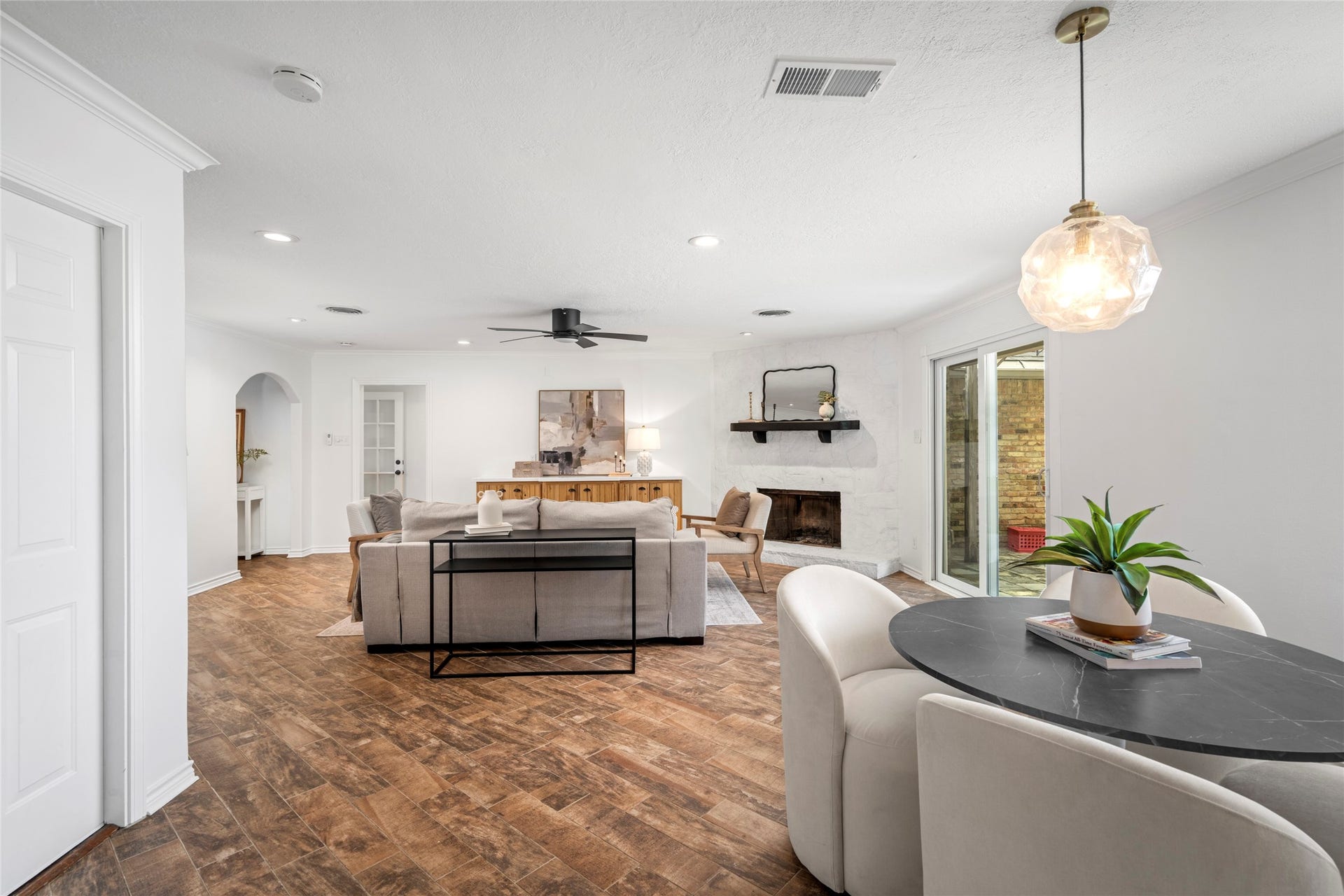 10519 Londonderry Drive, Houston, TX 77043 Looking toward the living room from the kitchen