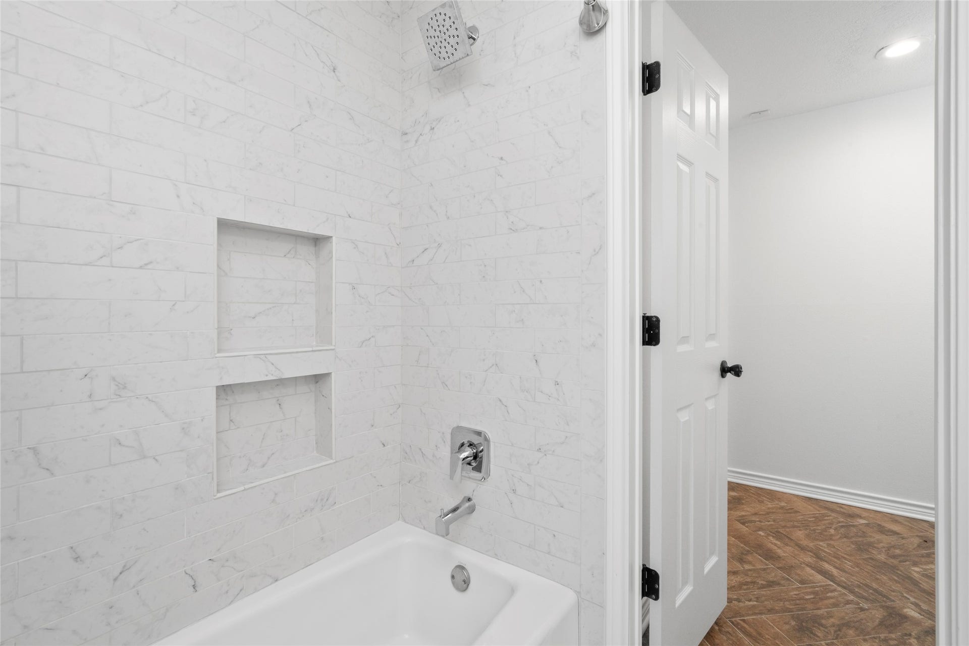 10519 Londonderry Drive, Houston, TX 77043 Secondary bath includes tub and shower nooks