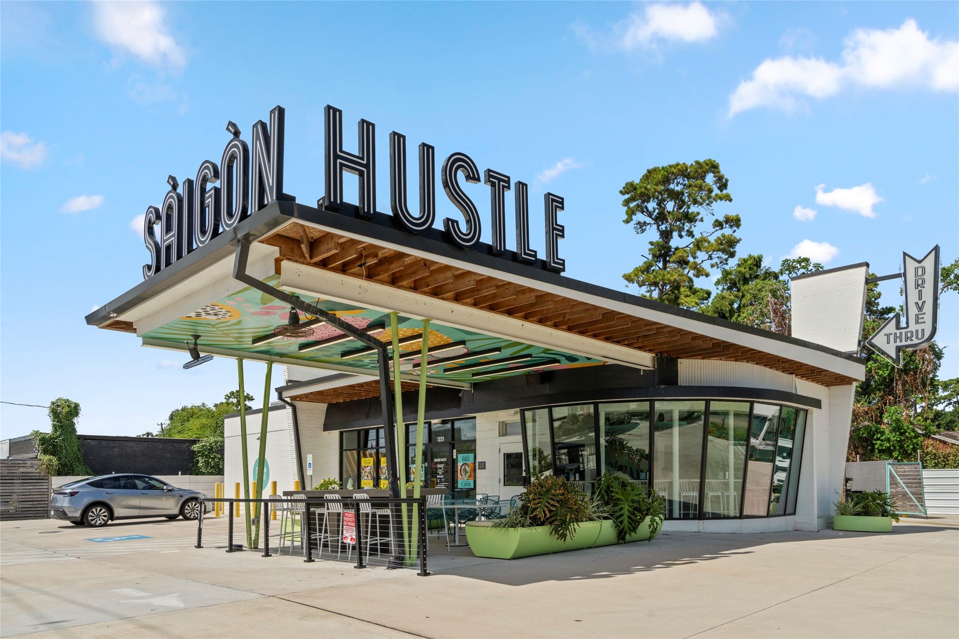 10519 Londonderry Drive, Houston, TX 77043 Within a five minute drive you have the growing corner of Witte and Westview where you'll find great eats including Saigon Hustle, The Decoy, and Handies Douza