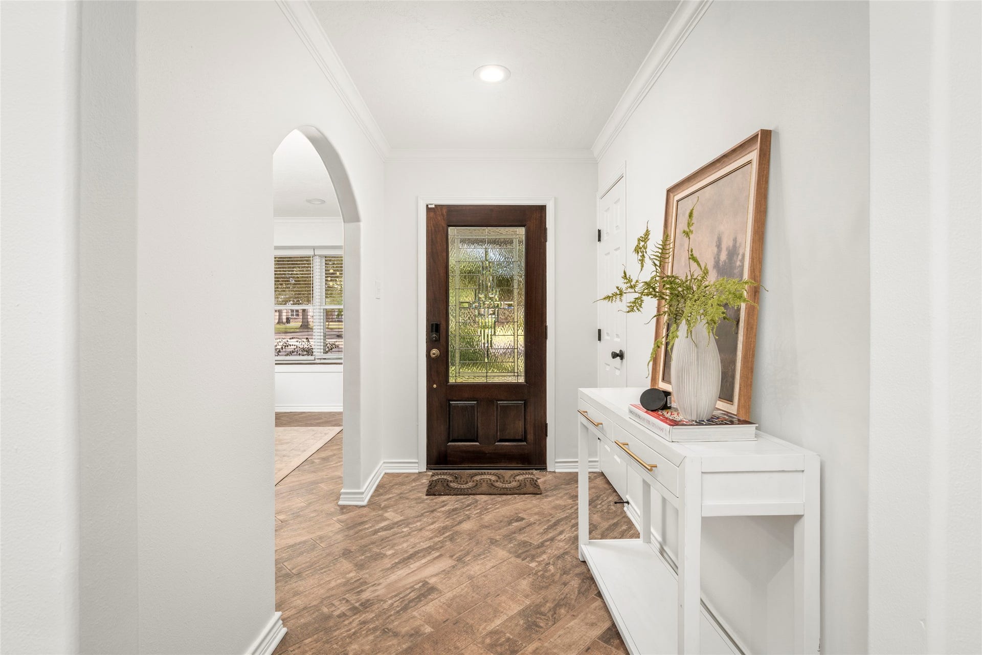 10519 Londonderry Drive, Houston, TX 77043 A bright entryway looking toward the front door