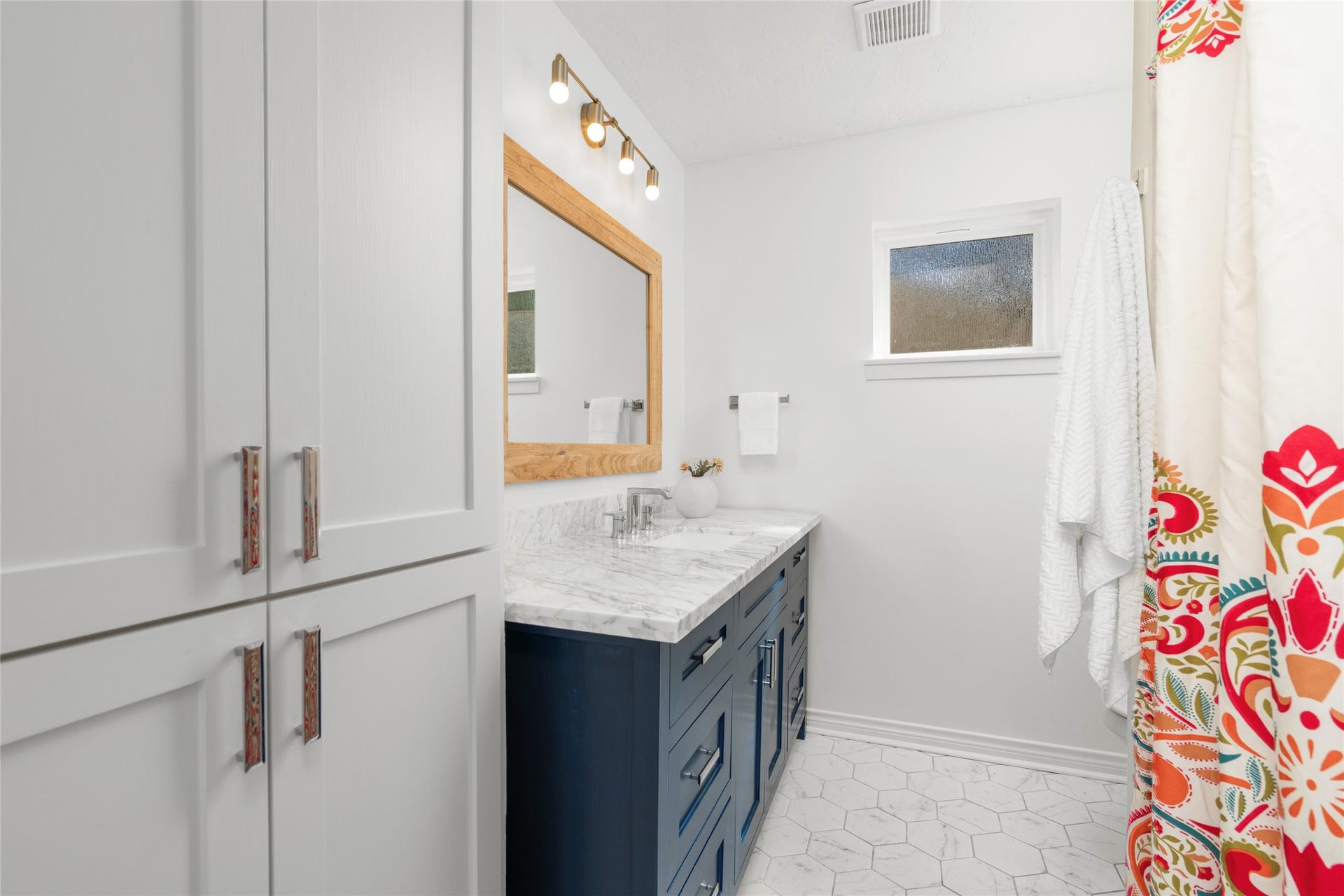 10519 Londonderry Drive, Houston, TX 77043 Updated secondary bath