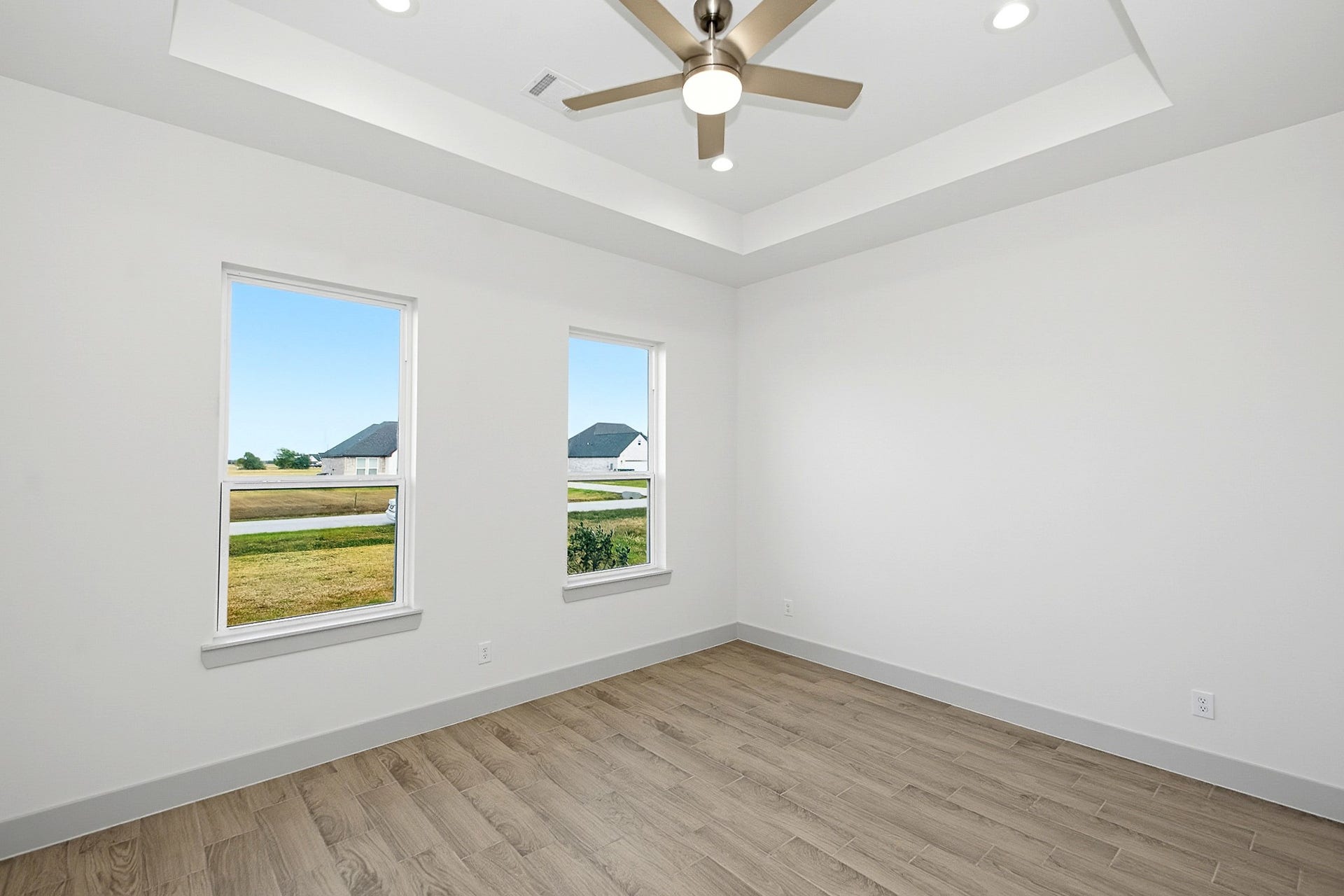 619 Longhorn Trail, Angleton, TX 77515 14.5 x 12 Second bedroom with tray ceiling, modern ceiling fan. large windows for natural sunlight and spacious closet.