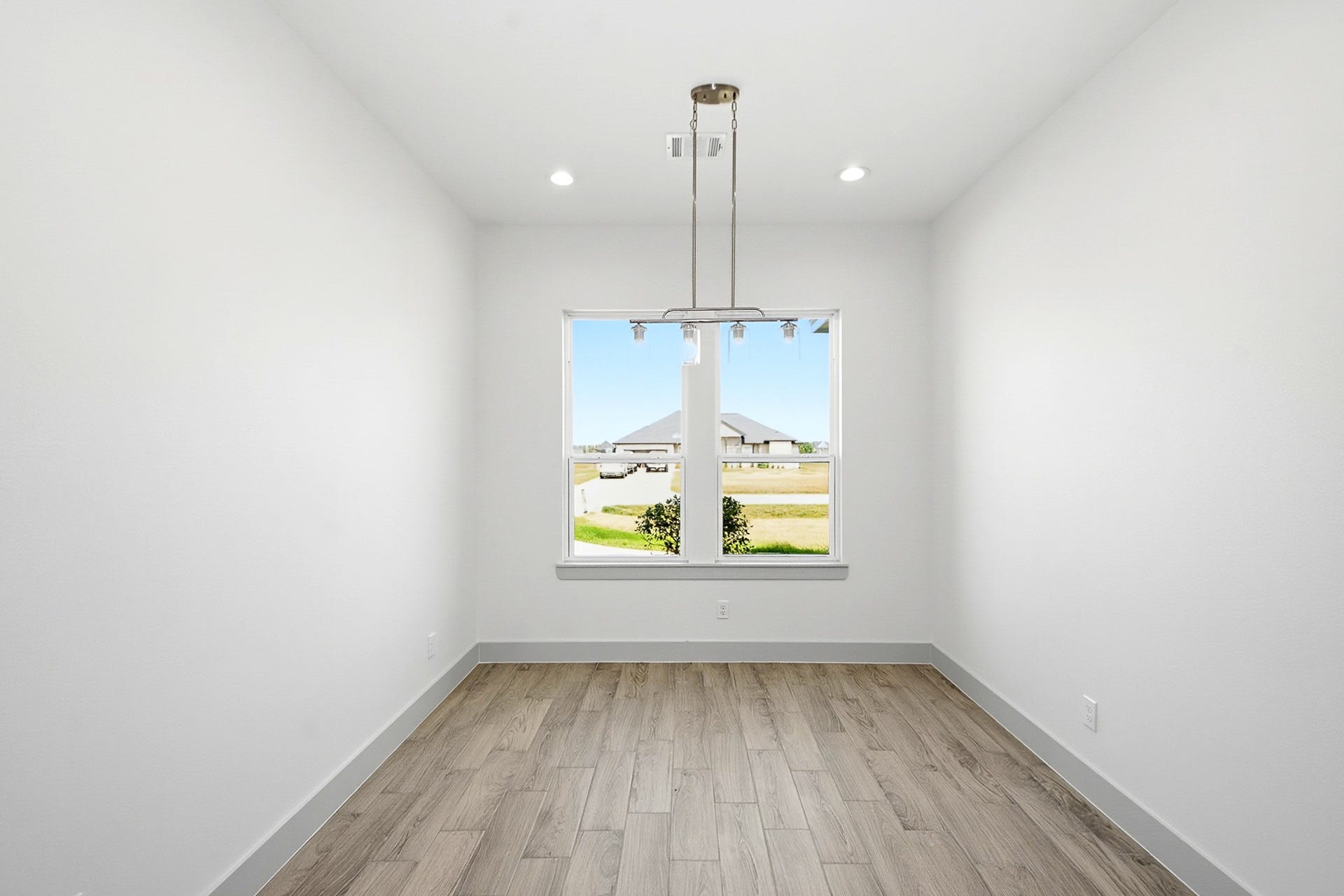 619 Longhorn Trail, Angleton, TX 77515 10.5x10.5 Dining area with open concept to the kitchen and living space.