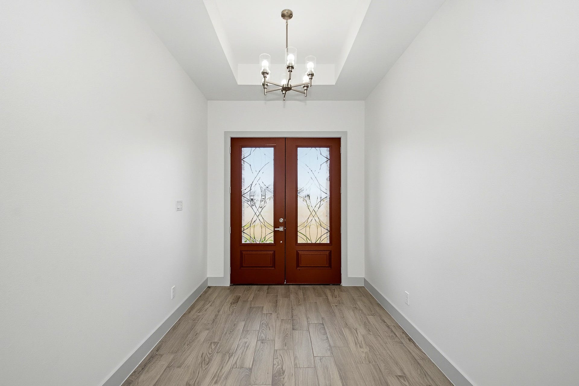 619 Longhorn Trail, Angleton, TX 77515 Extra spacious entry way with custom glass etched double doors.