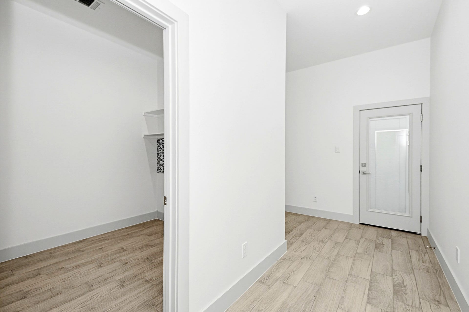 619 Longhorn Trail, Angleton, TX 77515 Bright and inviting space featuring sleek tile flooring, a spacious 8x8 laundry room and a modern door with frosted glass detail leading to the spacious double wide car garage.