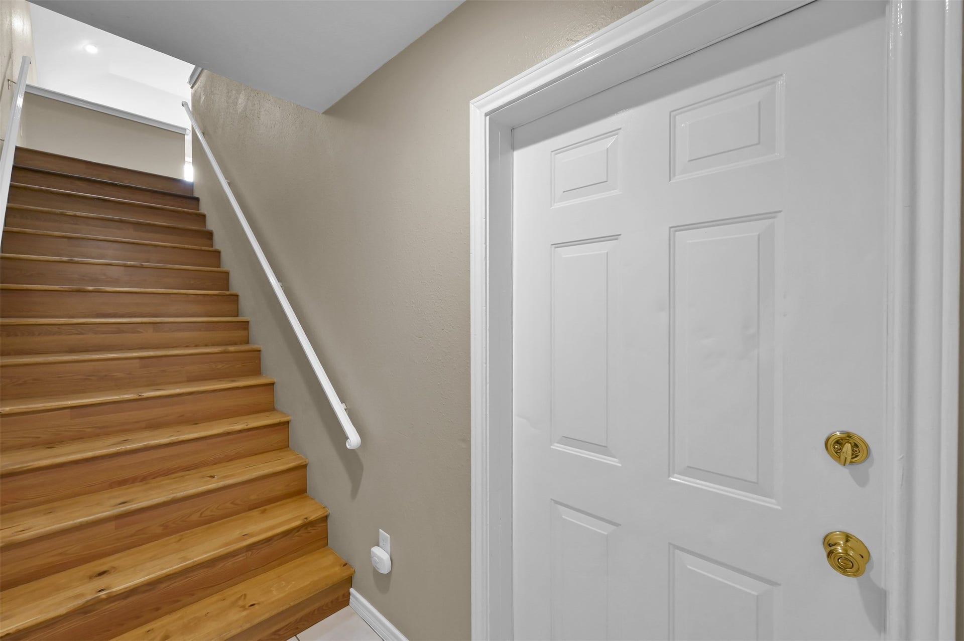 1141 Lovett Street, Tomball, TX 77375 Staircase at entry level leads to an upstairs unit. Secure entry from Garage or from main patio breezeway