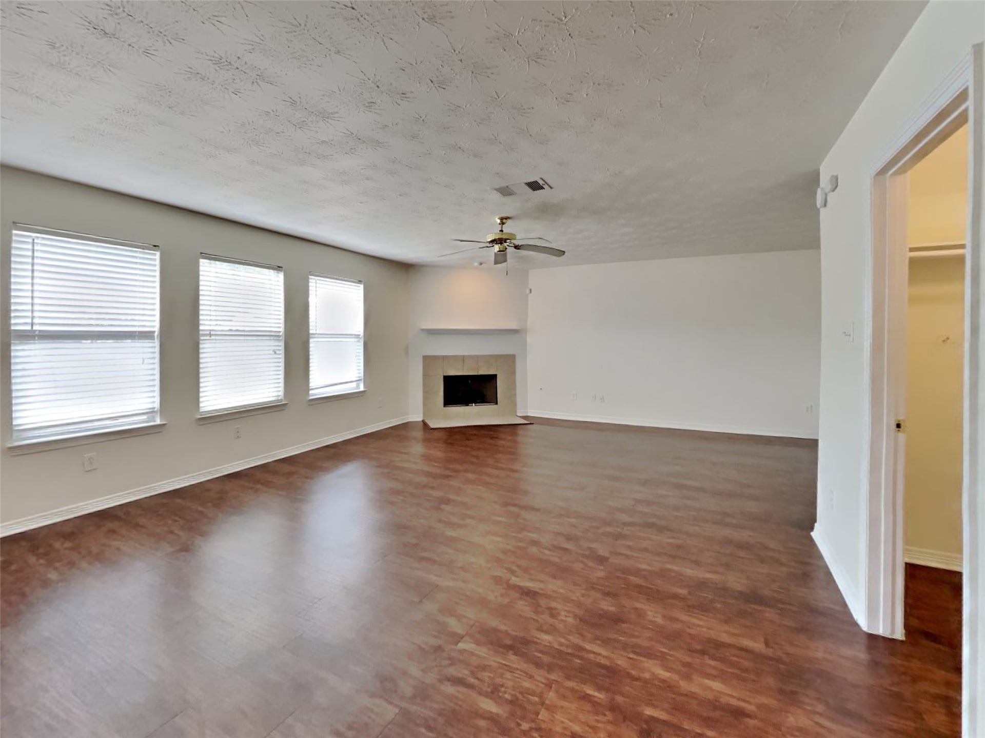 5043 Willow Point Drive, Conroe, TX 77303 5043 Willow Point Drive, Conroe, TX 77303