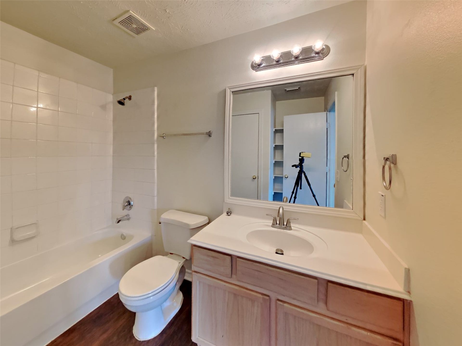 5043 Willow Point Drive, Conroe, TX 77303 5043 Willow Point Drive, Conroe, TX 77303
