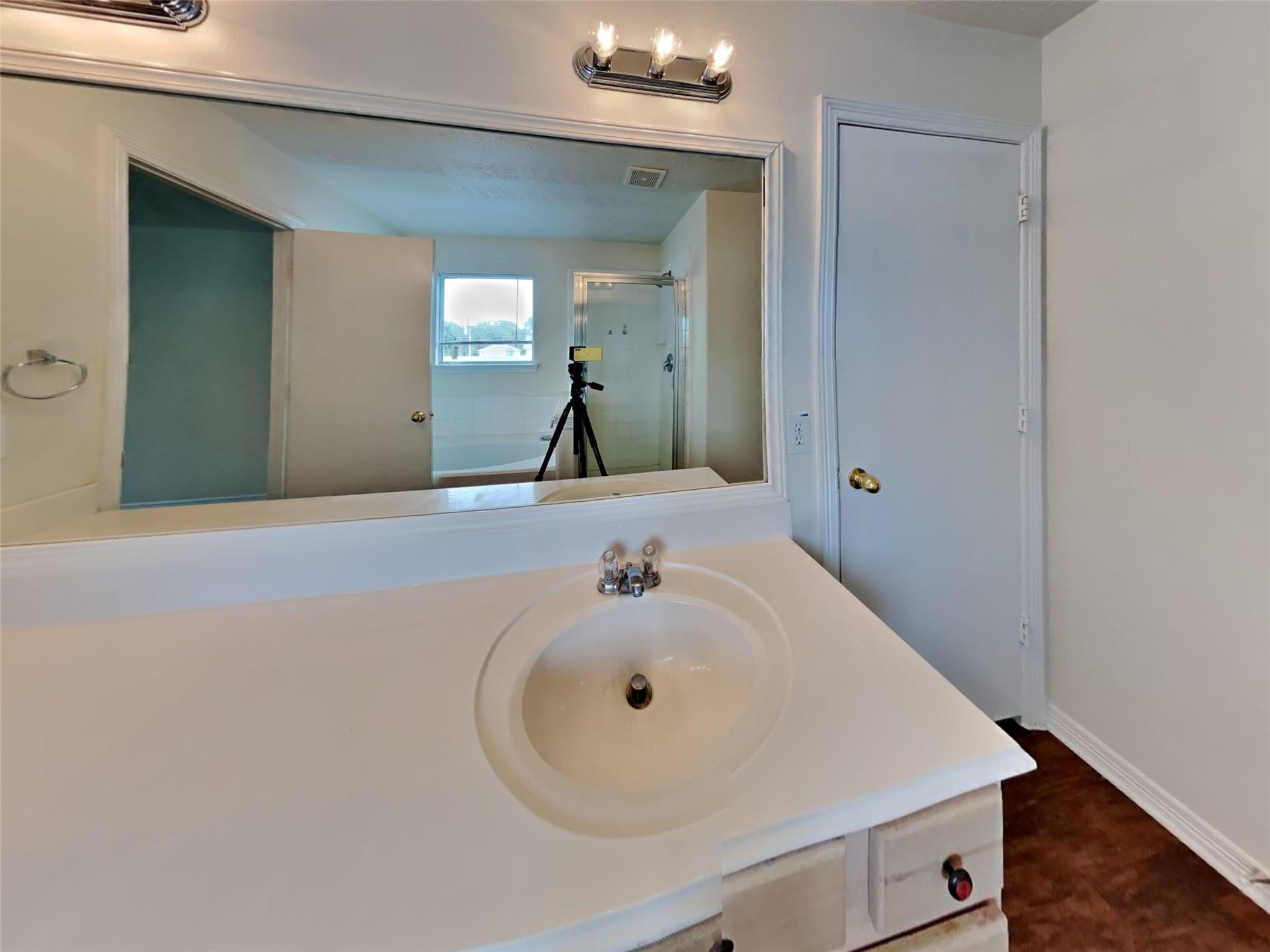 5043 Willow Point Drive, Conroe, TX 77303 5043 Willow Point Drive, Conroe, TX 77303