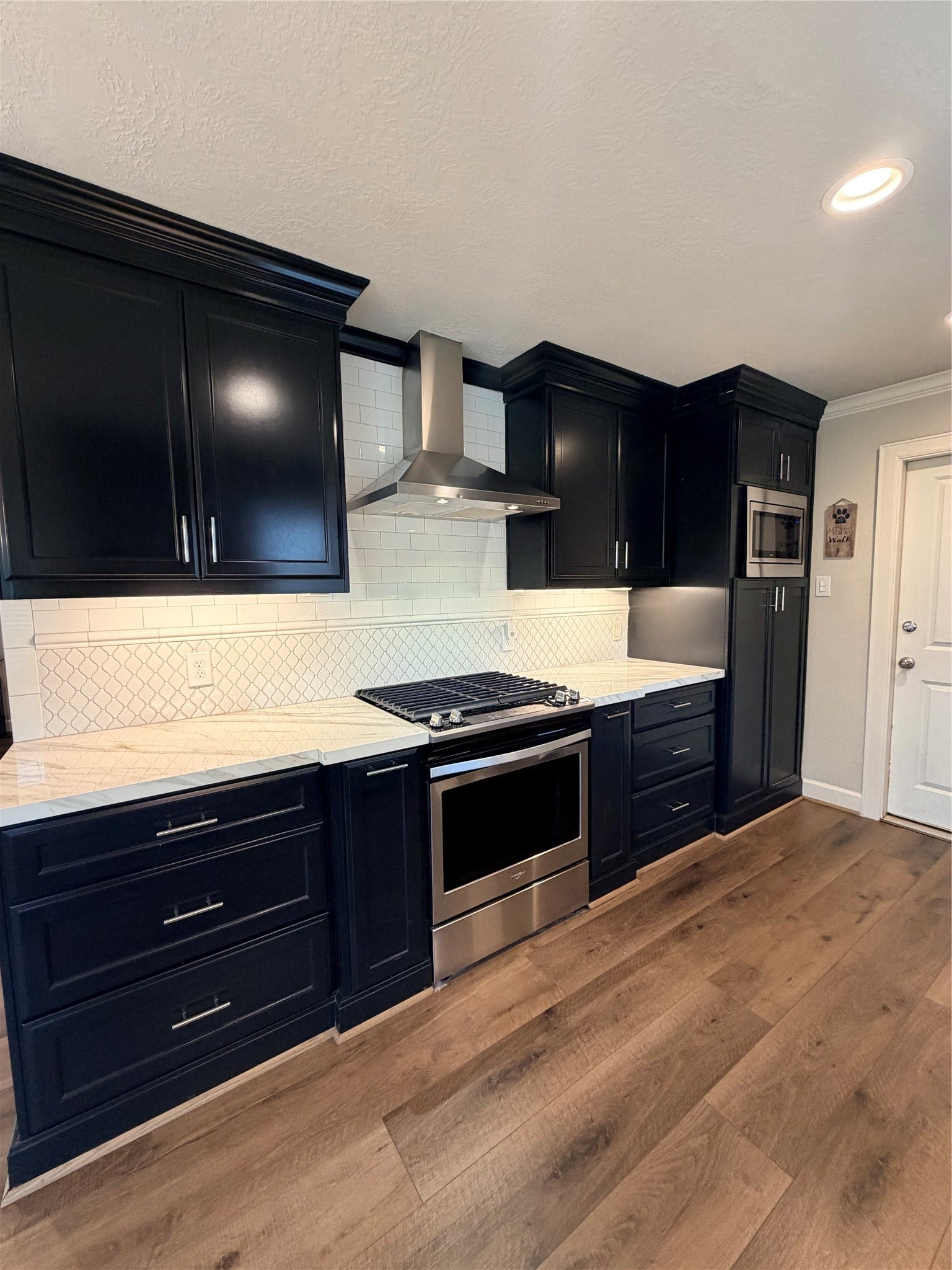 2506 Northern Drive, League City, TX 77573 Commercial grade appliances. 4 burner gas cooktop