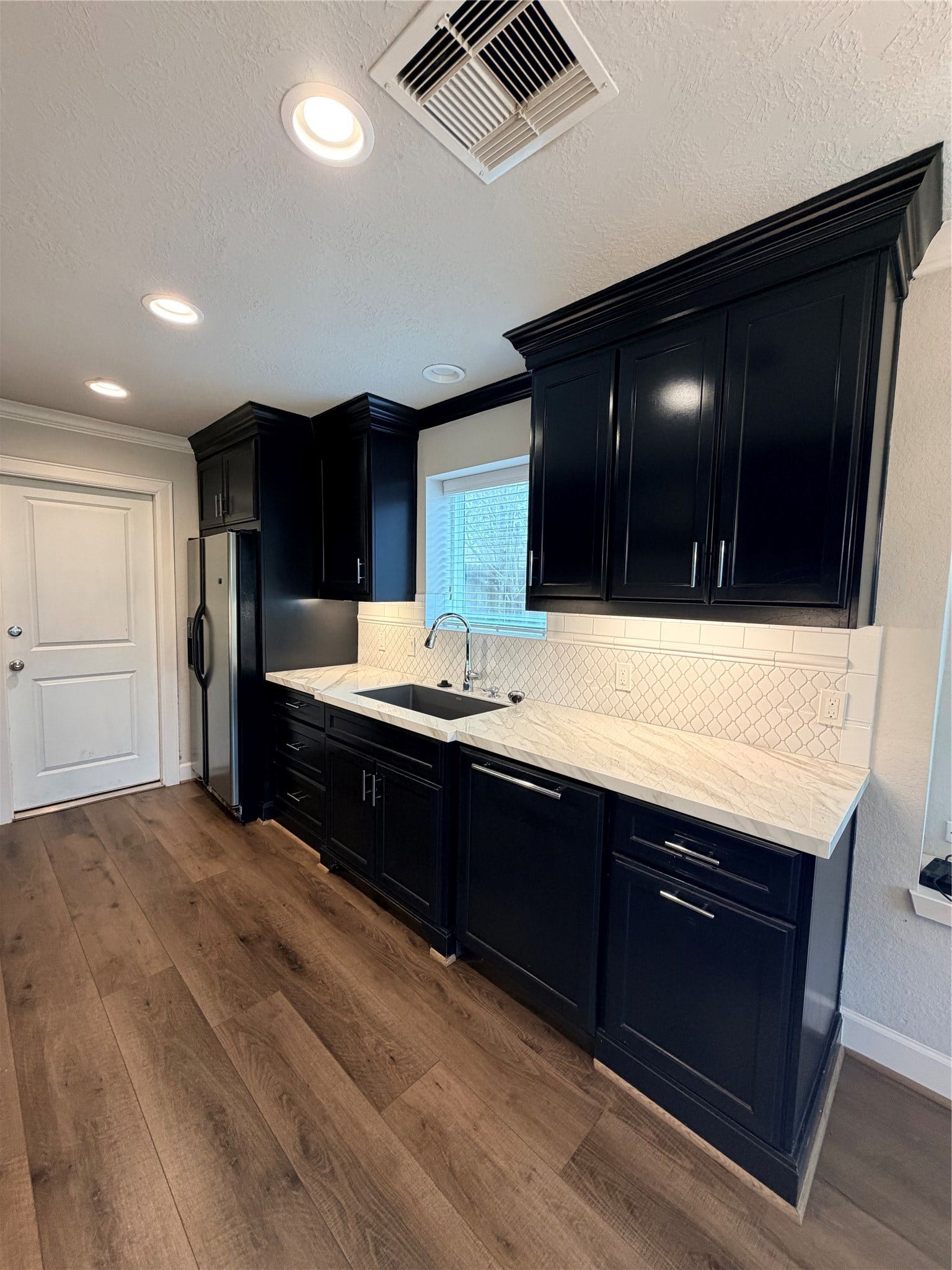2506 Northern Drive, League City, TX 77573 Custom remodeled porcelain countertops and backsplash