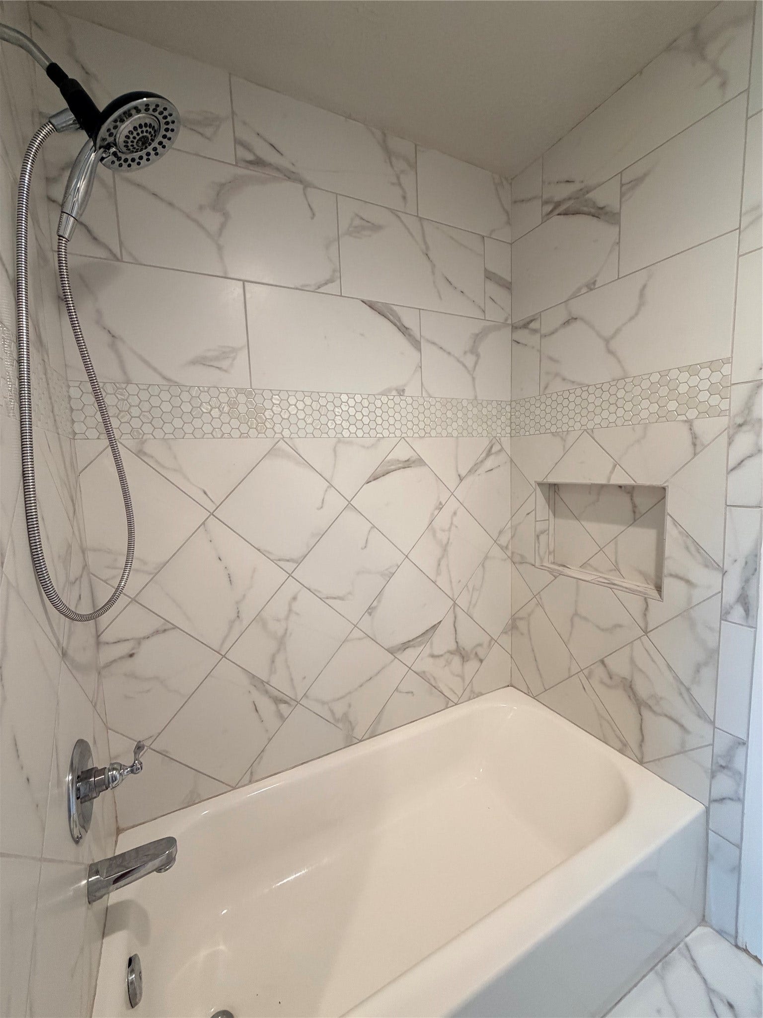 2506 Northern Drive, League City, TX 77573 Bathroom 2 porcelain bath/shower combo