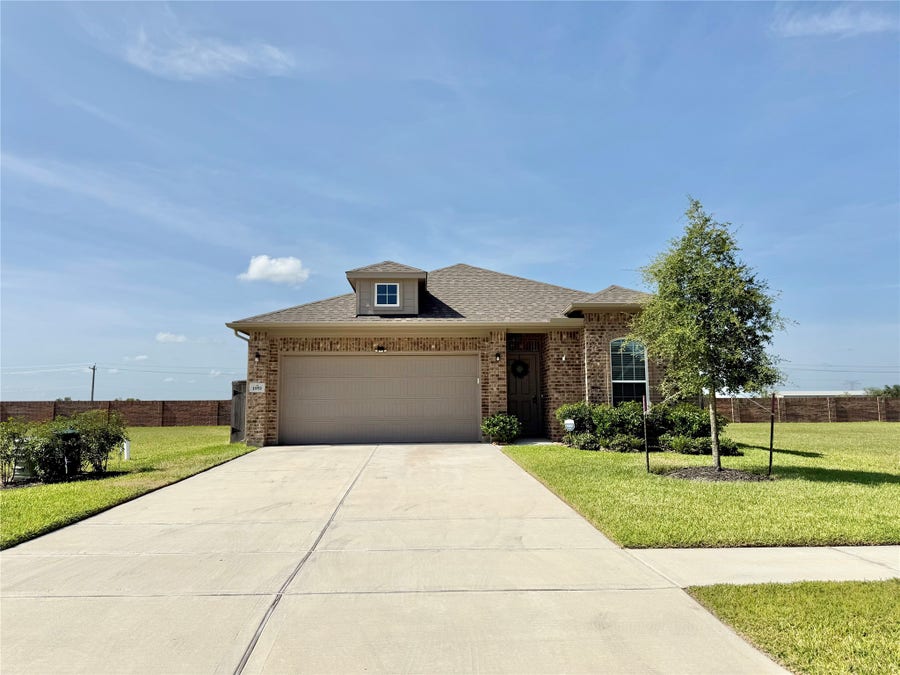 Property photo for 1951 Middle Pass Ln, Angleton, TX