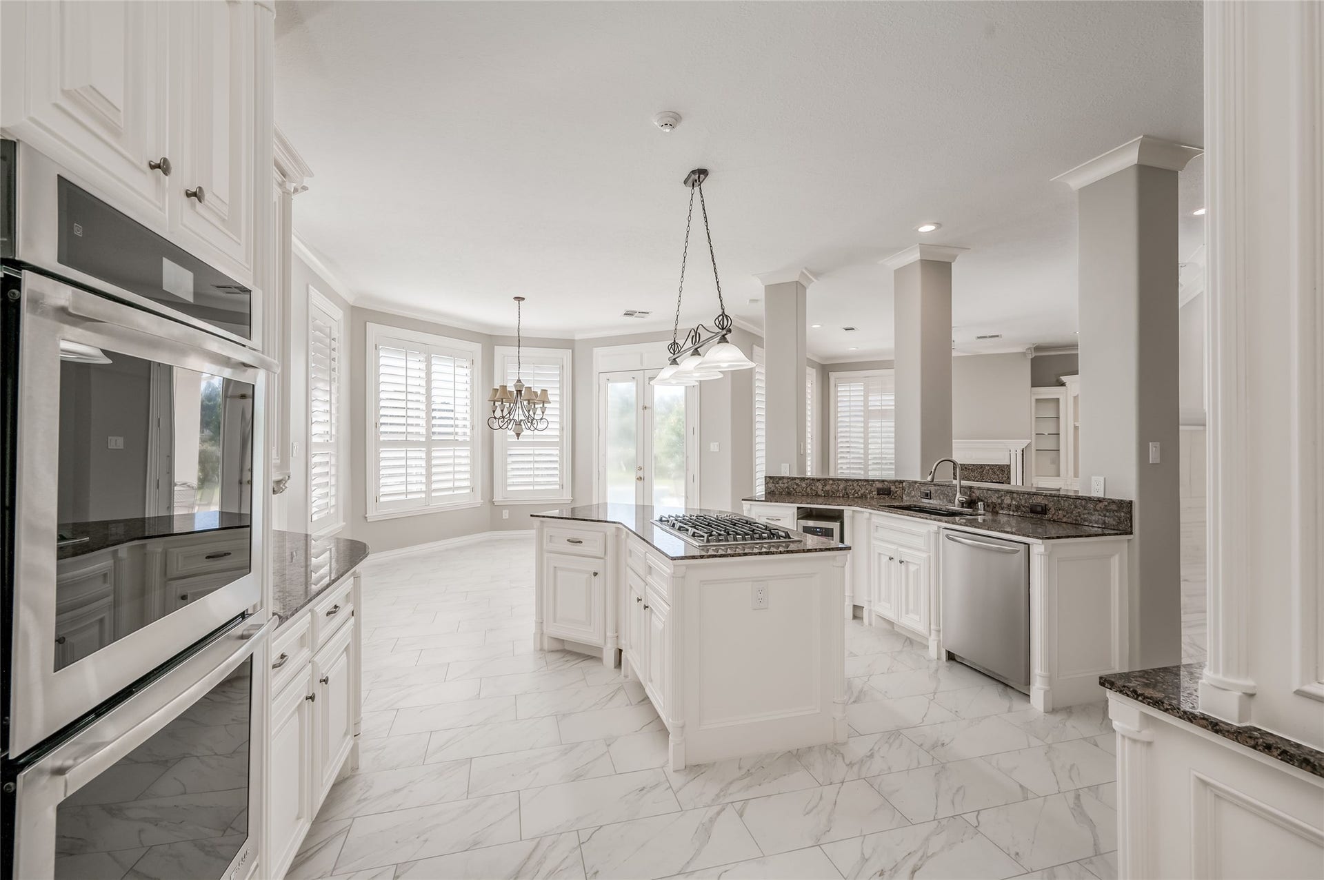 86 Pipers Walk, Sugar Land, TX 77479 Everything you need to cook gourmet meals and entertain in this fabulous kitchen. A wine cooler and refrigerator are included in the sale.