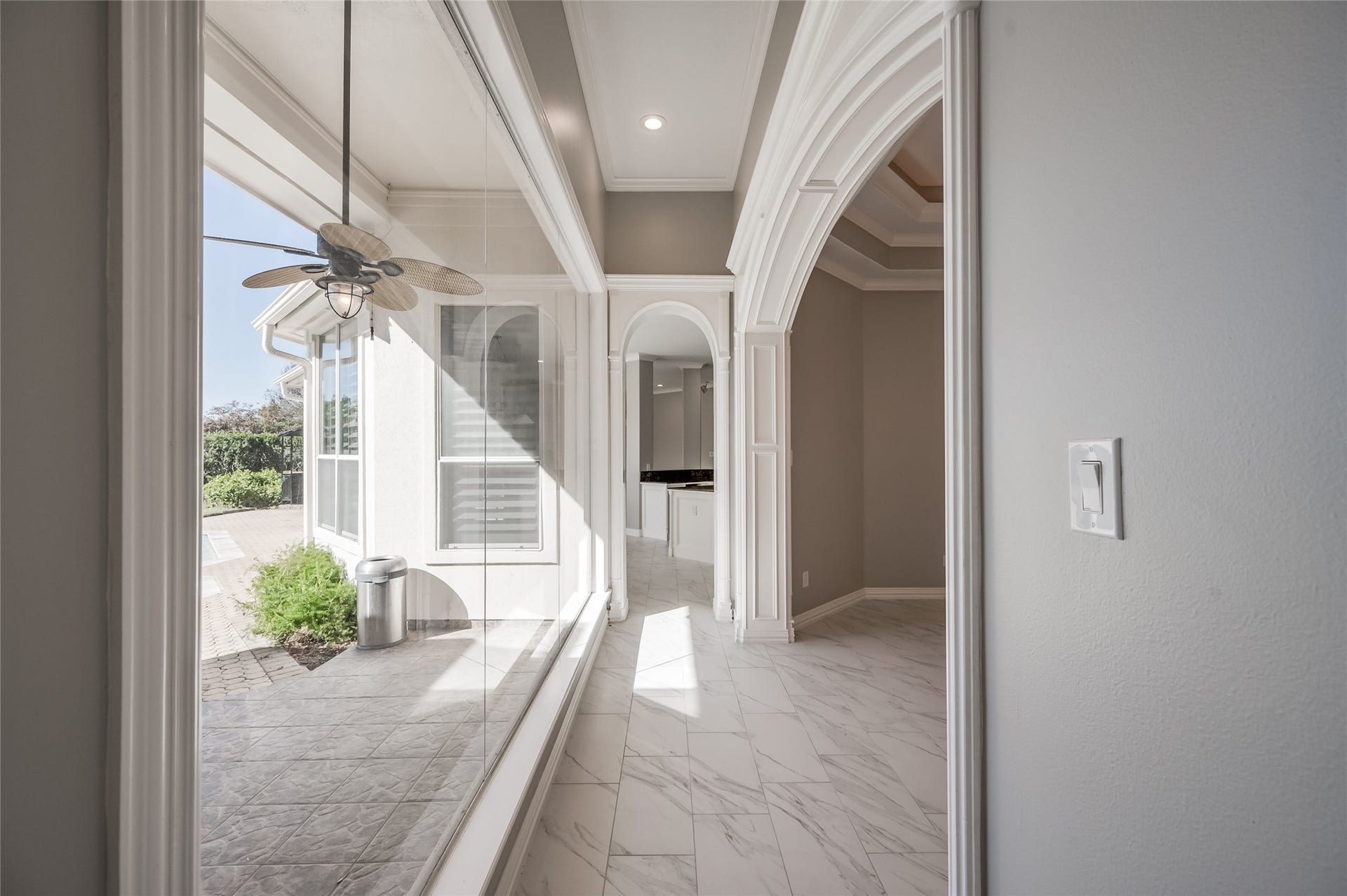 86 Pipers Walk, Sugar Land, TX 77479 Elegant arched entries connect living spaces.