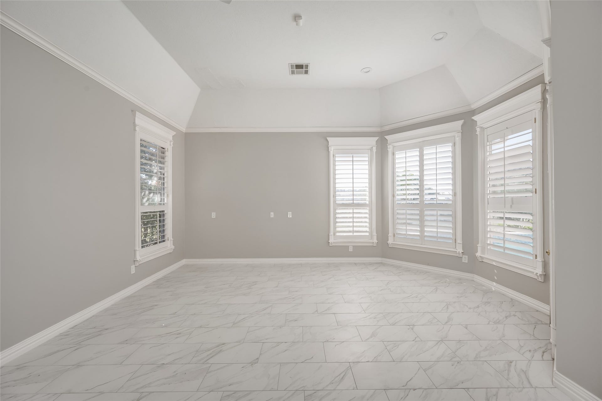 86 Pipers Walk, Sugar Land, TX 77479 Huge owner's suite features a high ceiling, recessed lighting, sitting area with private entrance to the pool, and spa-like en suite bathroom.