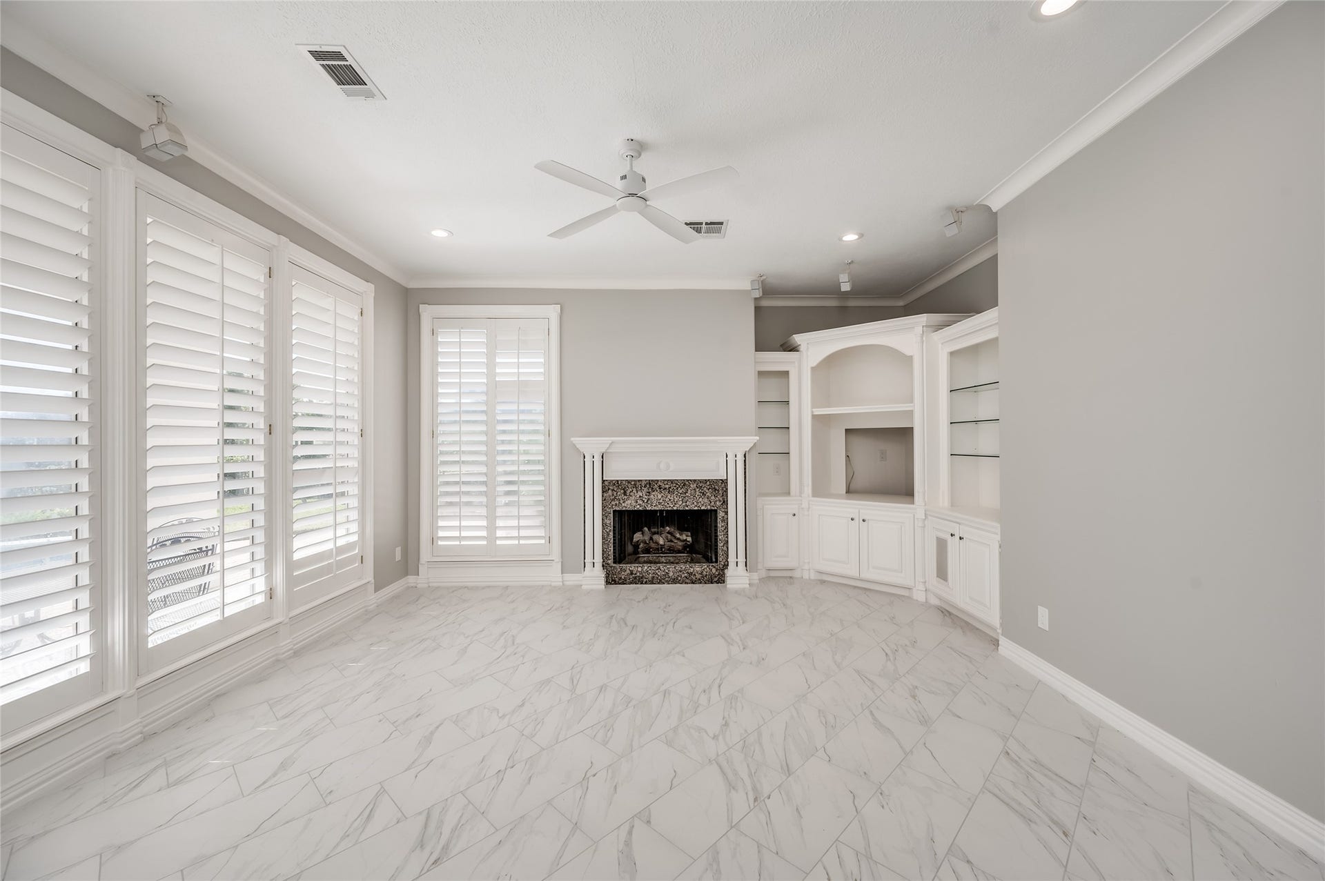 86 Pipers Walk, Sugar Land, TX 77479 This delightful family room is surrounded by windows allowing you to enjoy the views and natural light. A gas-log fireplace is cozy during the cooler months.