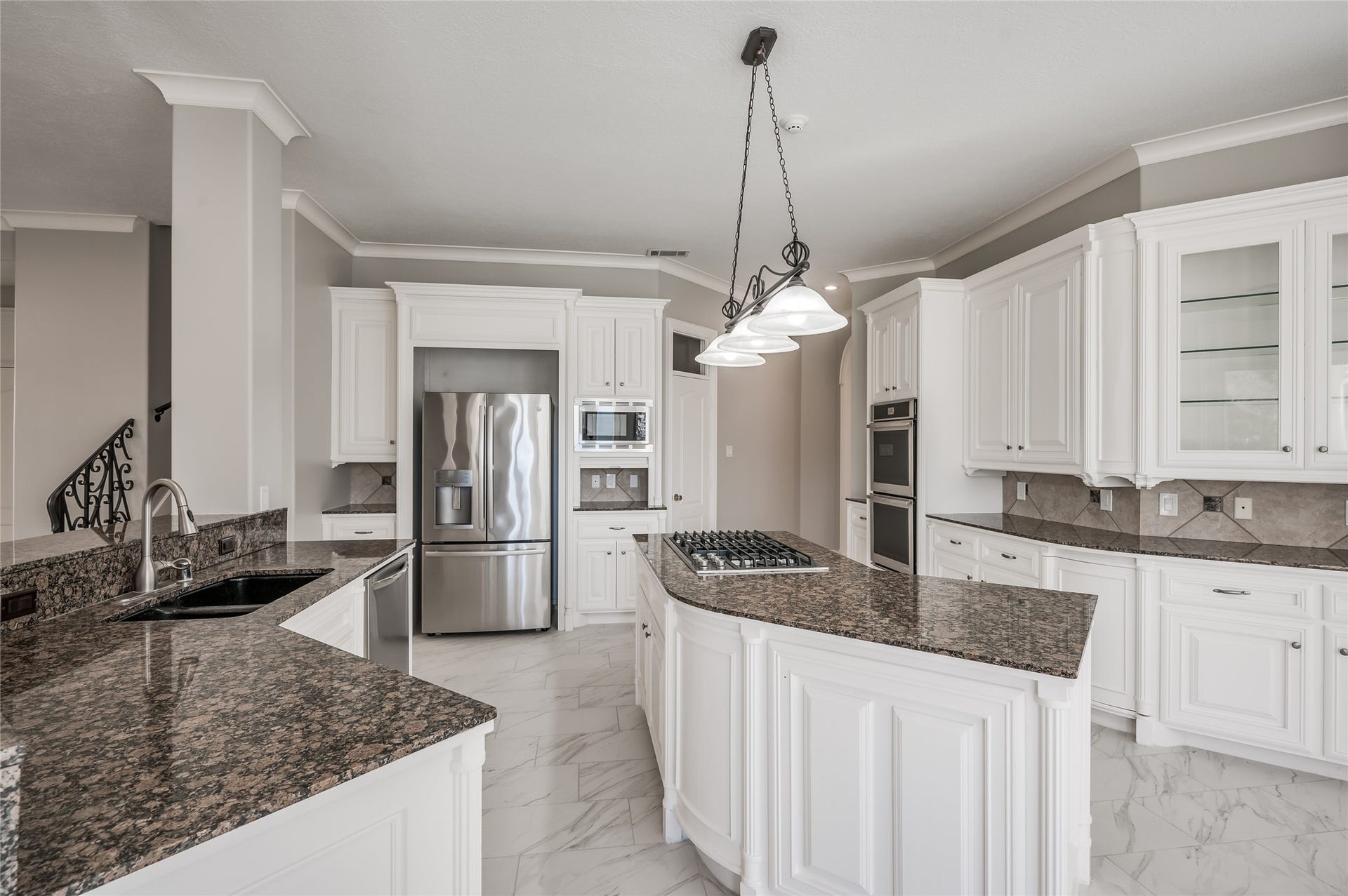 86 Pipers Walk, Sugar Land, TX 77479 Updated in 2022: 5-burner gas cooktop with downdraft ventilation, double wall oven, and built-in microwave.