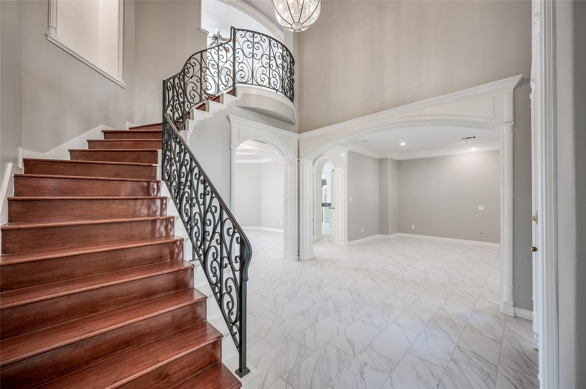 86 Pipers Walk, Sugar Land, TX 77479 Modern tile floors throughout the 1st floor and rich hardwood flooring upstairs.